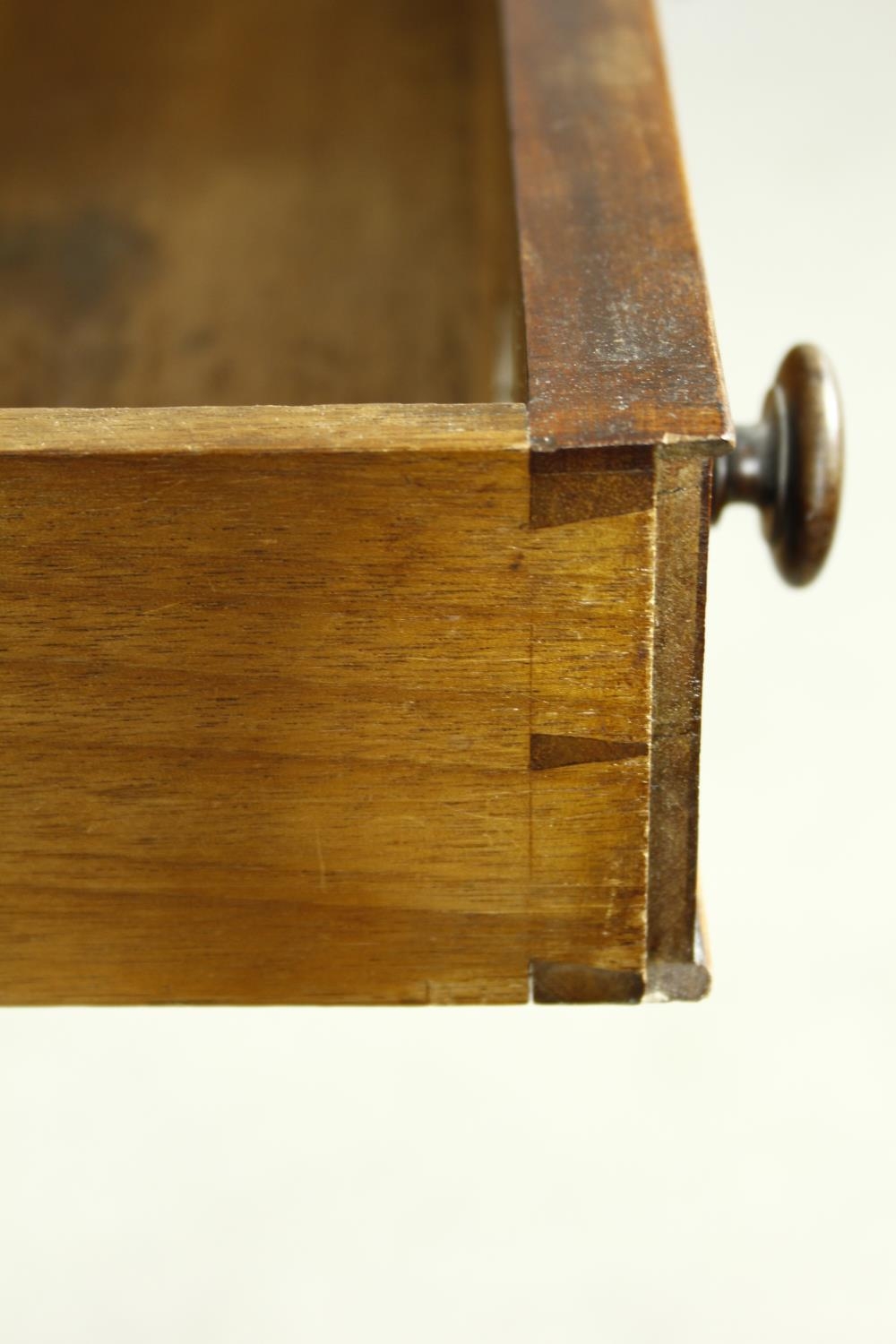 A small late Georgian mahogany drop flap Pembroke table with end drawer on tapering reeded - Image 4 of 6