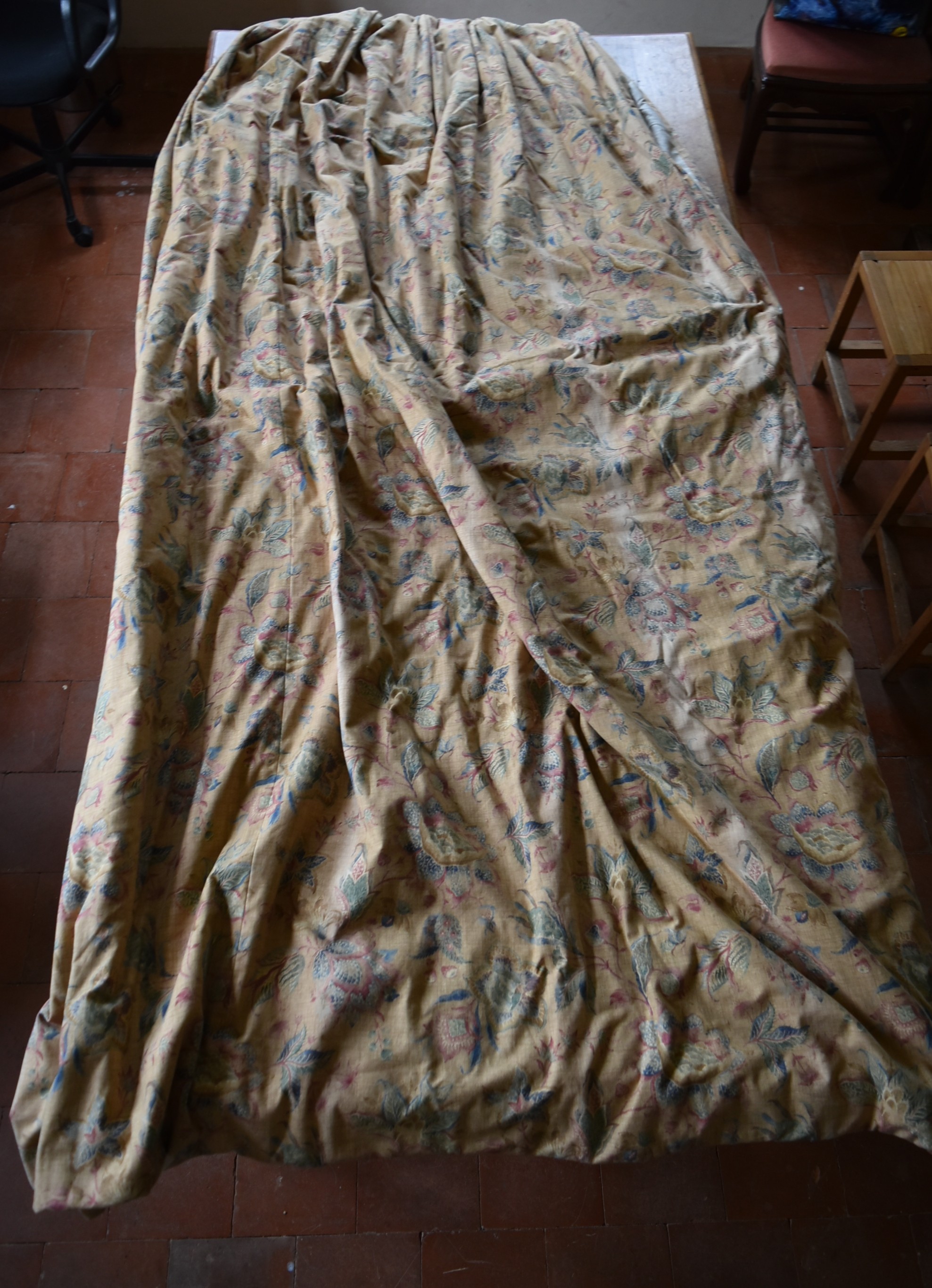 A set of three heavy, lined curtains with allover floral motif. In good and clean condition. H.276 - Image 2 of 7