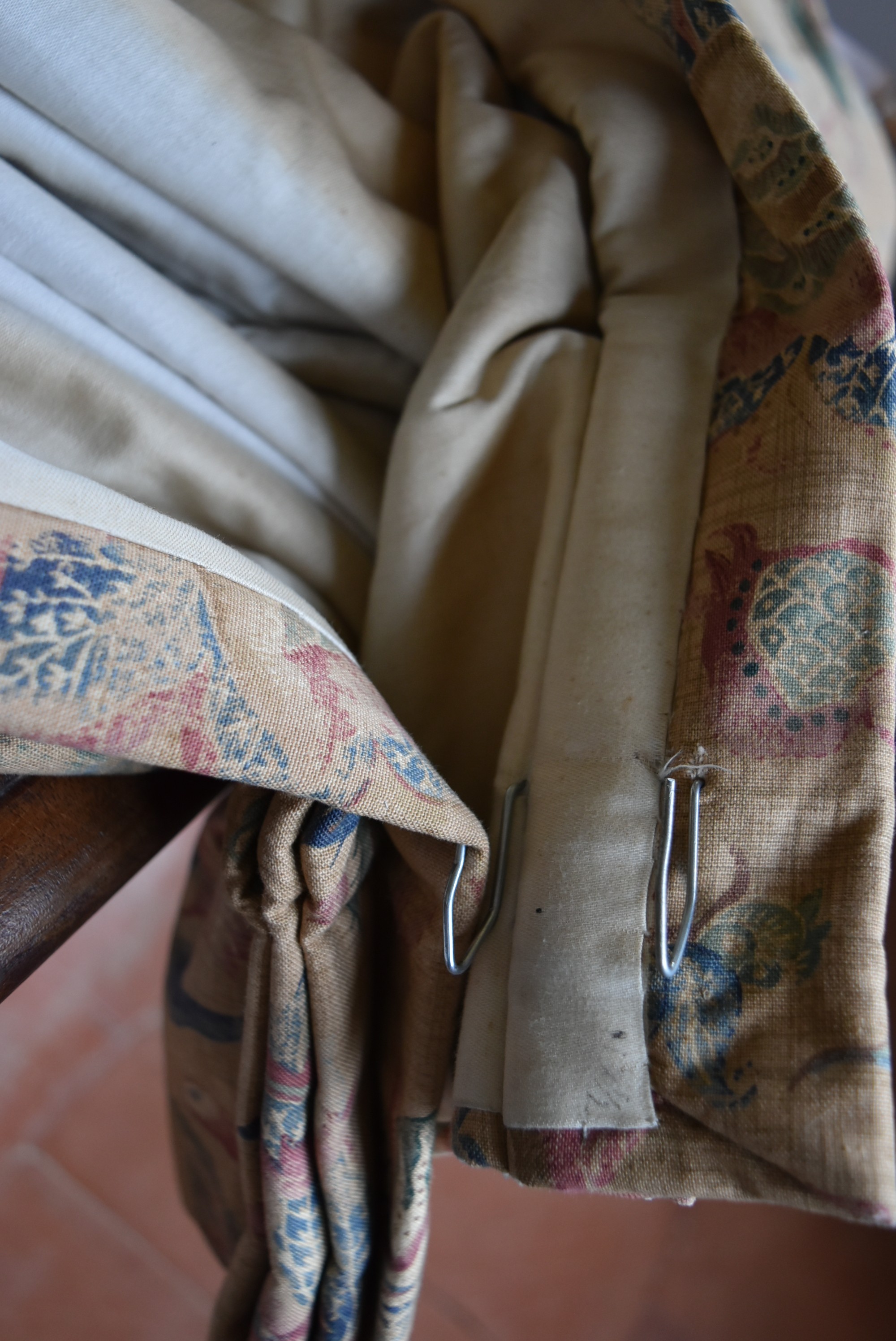 A set of three heavy, lined curtains with allover floral motif. In good and clean condition. H.276 - Image 7 of 7