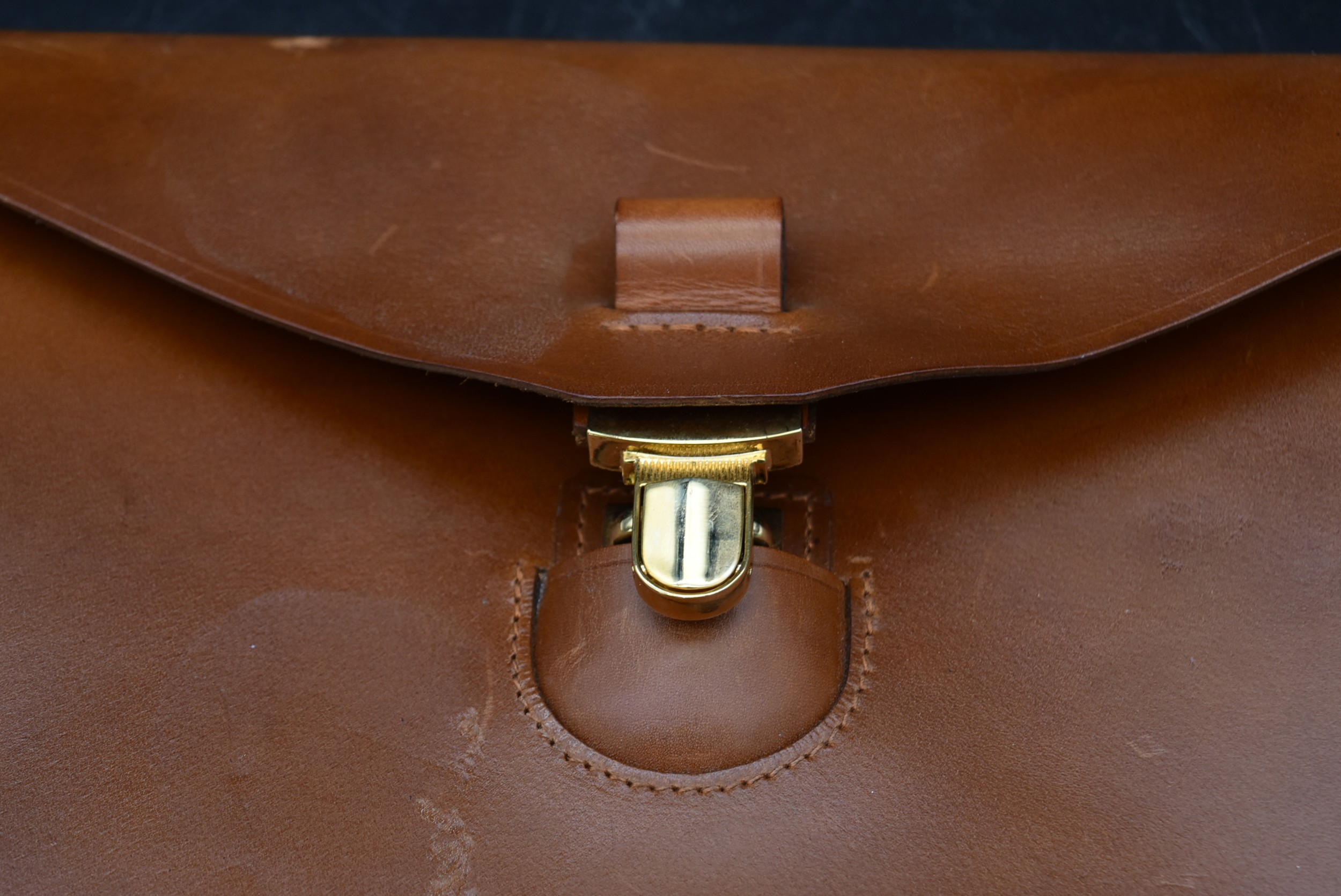 A vintage leather fronted stationary blotting pad along with a tan leather stationary folder with - Image 22 of 25