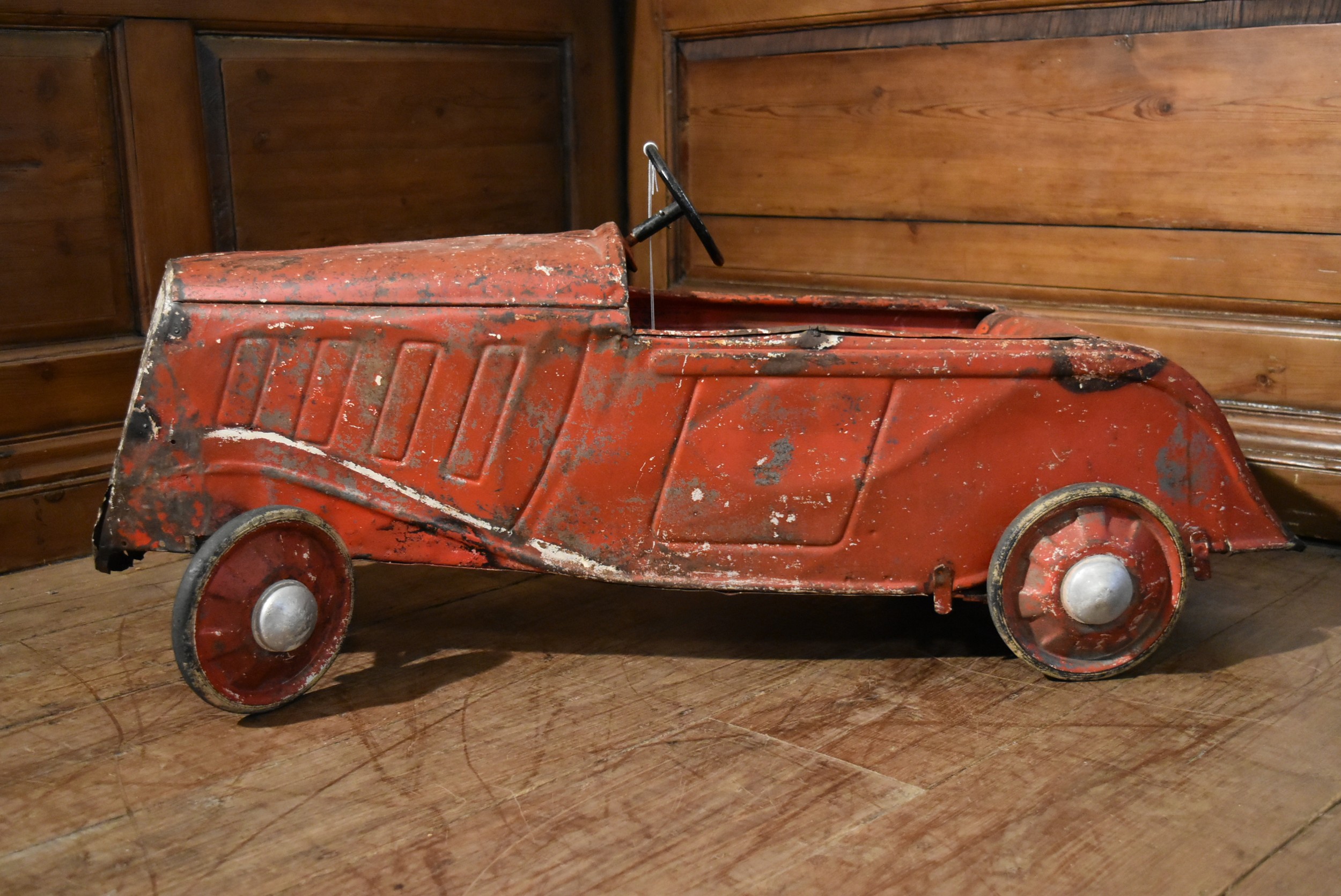 An early 20th century child's pedal car in original condition. H.44 W.100 D.33cm