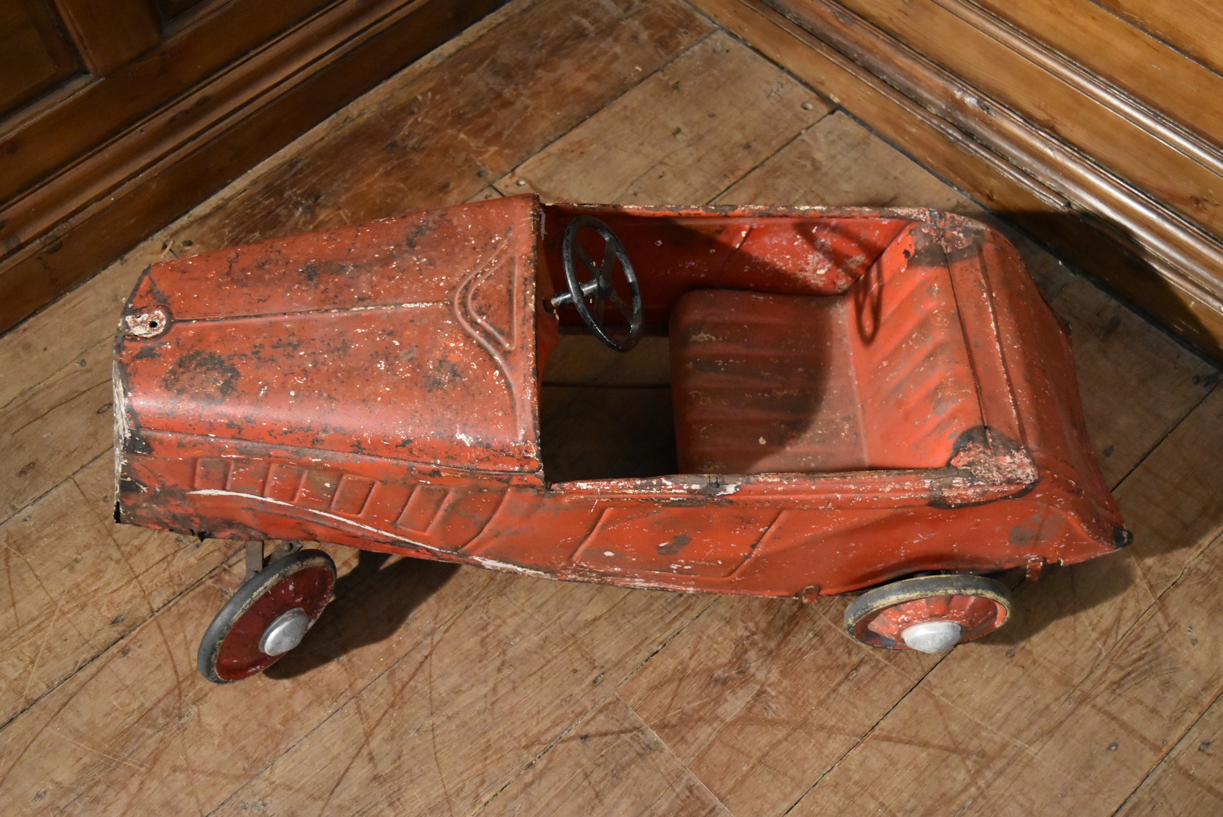 An early 20th century child's pedal car in original condition. H.44 W.100 D.33cm - Image 4 of 9