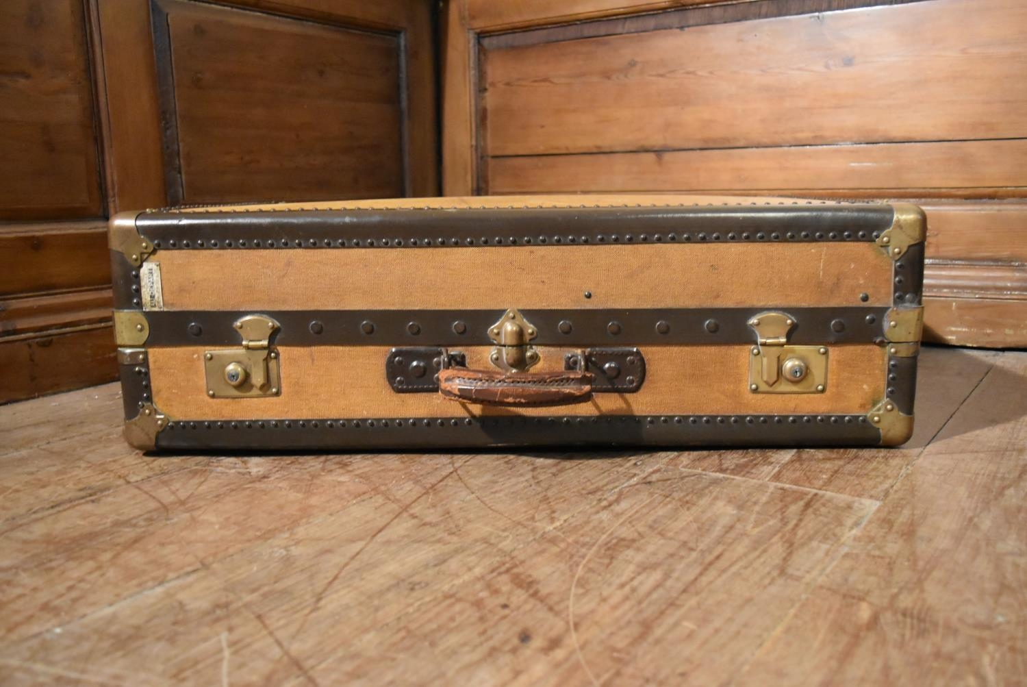 An early 20th century leather bound travelling compactum by Au Depart of Paris fitted with hanging
