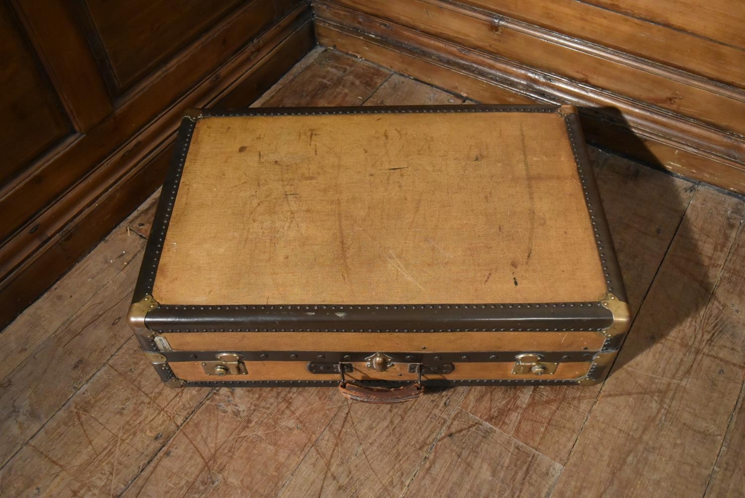 An early 20th century leather bound travelling compactum by Au Depart of Paris fitted with hanging - Image 2 of 13