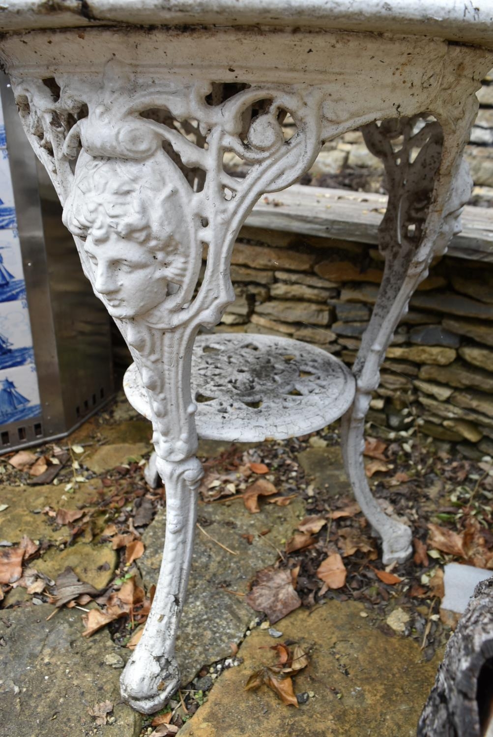 A Coalbrookedale style cast iron garden table - Image 5 of 5