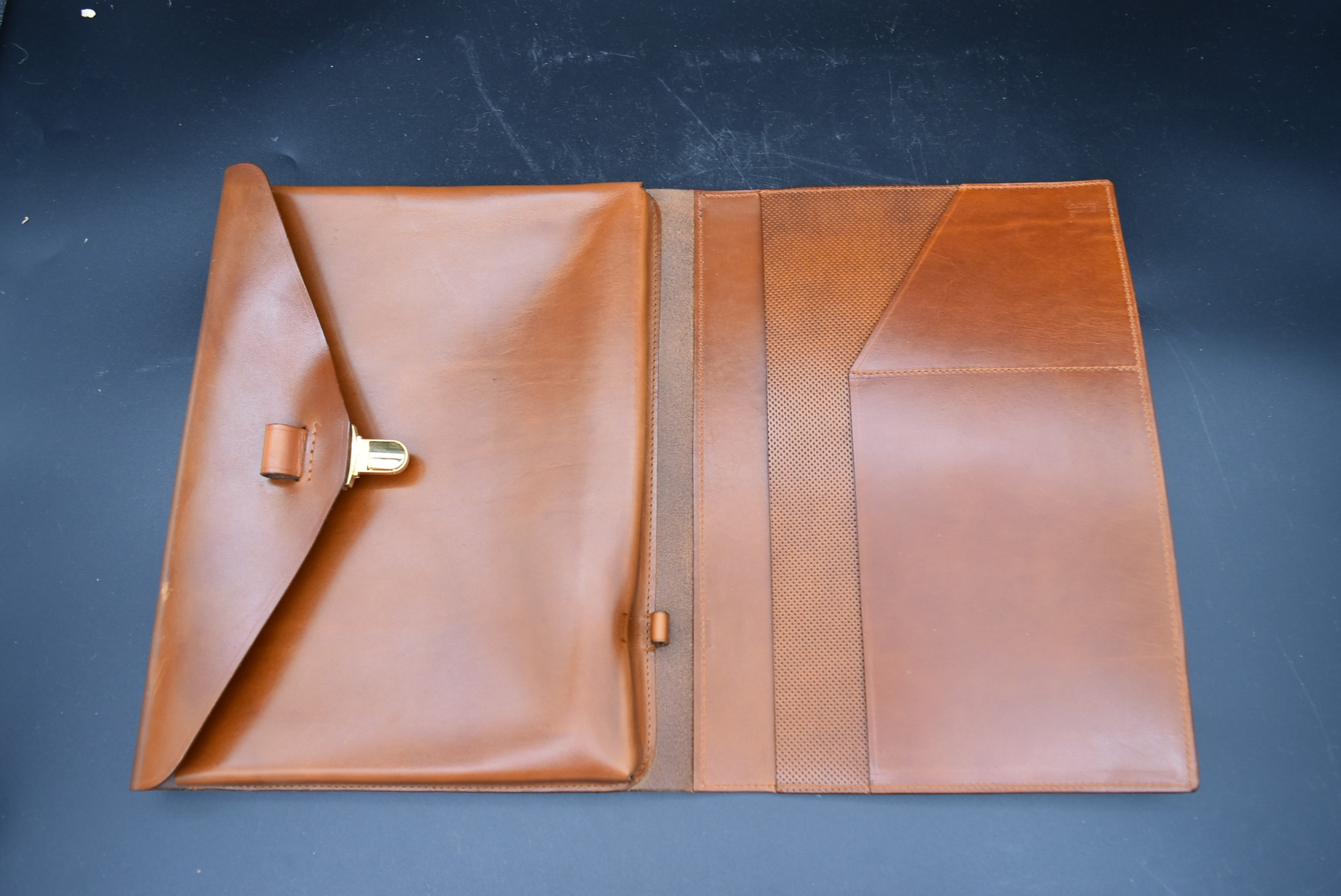 A vintage leather fronted stationary blotting pad along with a tan leather stationary folder with - Image 23 of 25