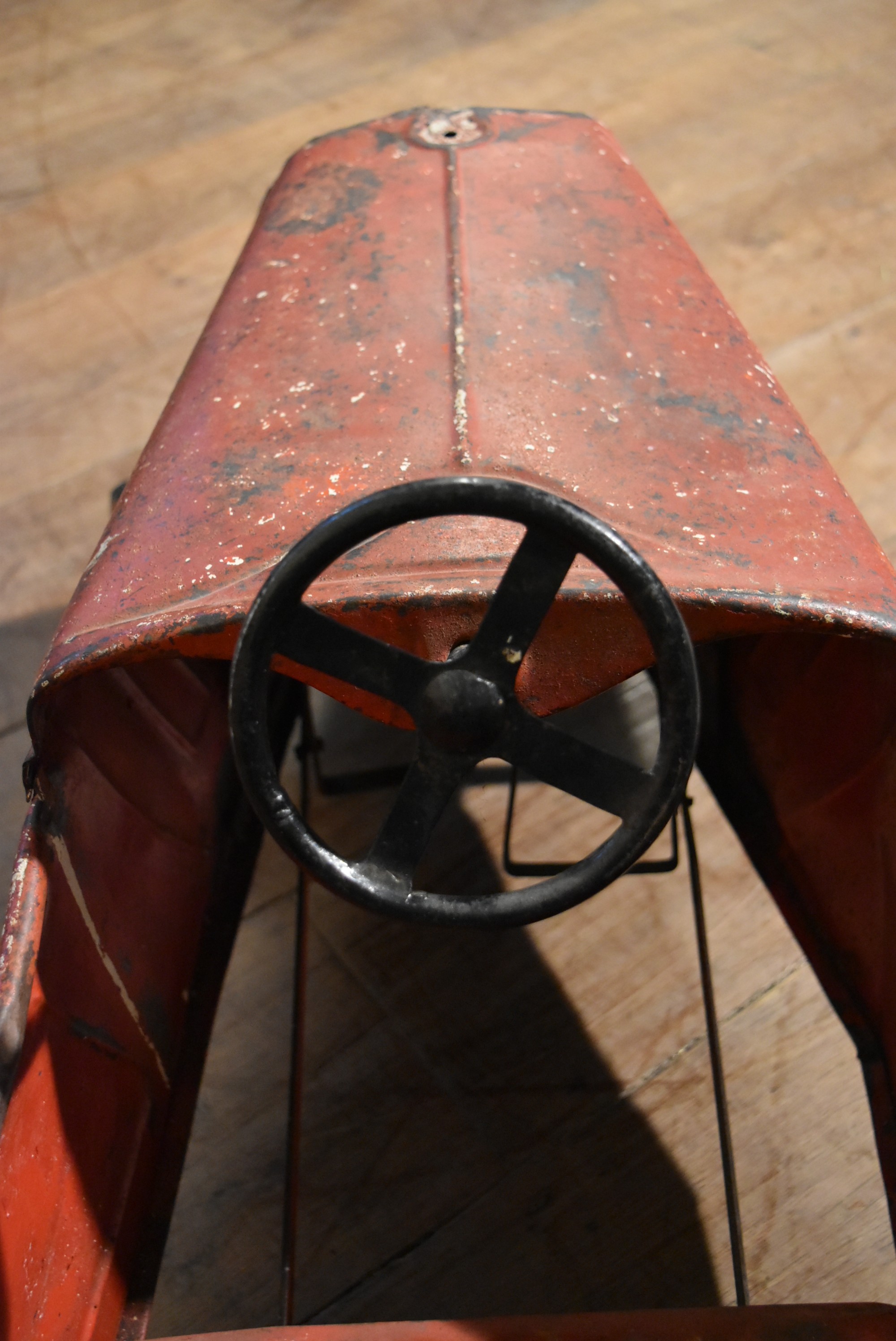 An early 20th century child's pedal car in original condition. H.44 W.100 D.33cm - Image 8 of 9