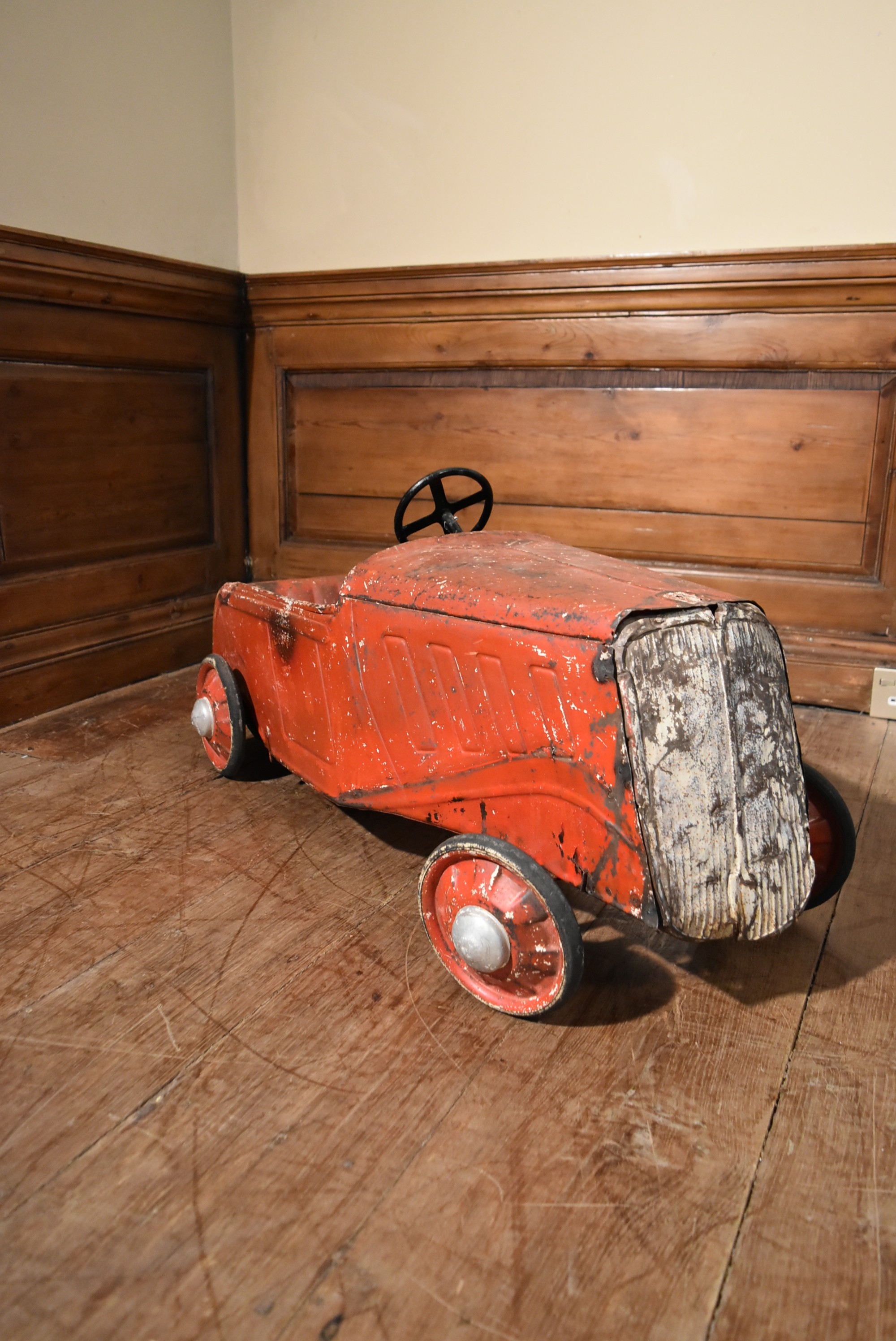 An early 20th century child's pedal car in original condition. H.44 W.100 D.33cm - Image 3 of 9