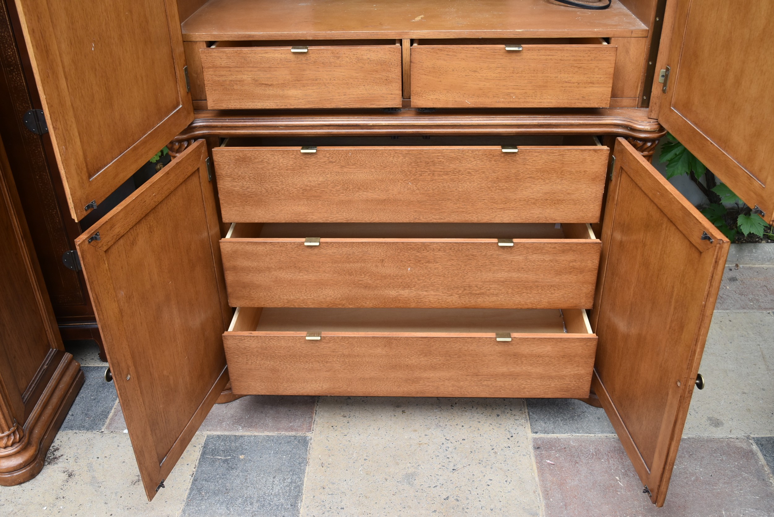 An American Colonial style elm four door cabinet enclosing fitted drawers. H.210 W.120 D.46cm - Image 4 of 8