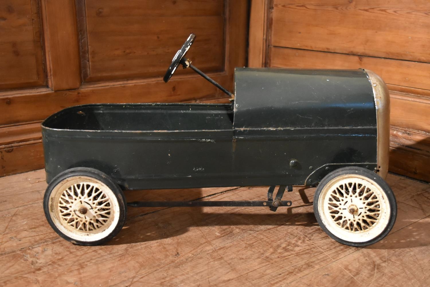 An early 20th century child's pedal car in original condition. H.35 W.75 D.33cm