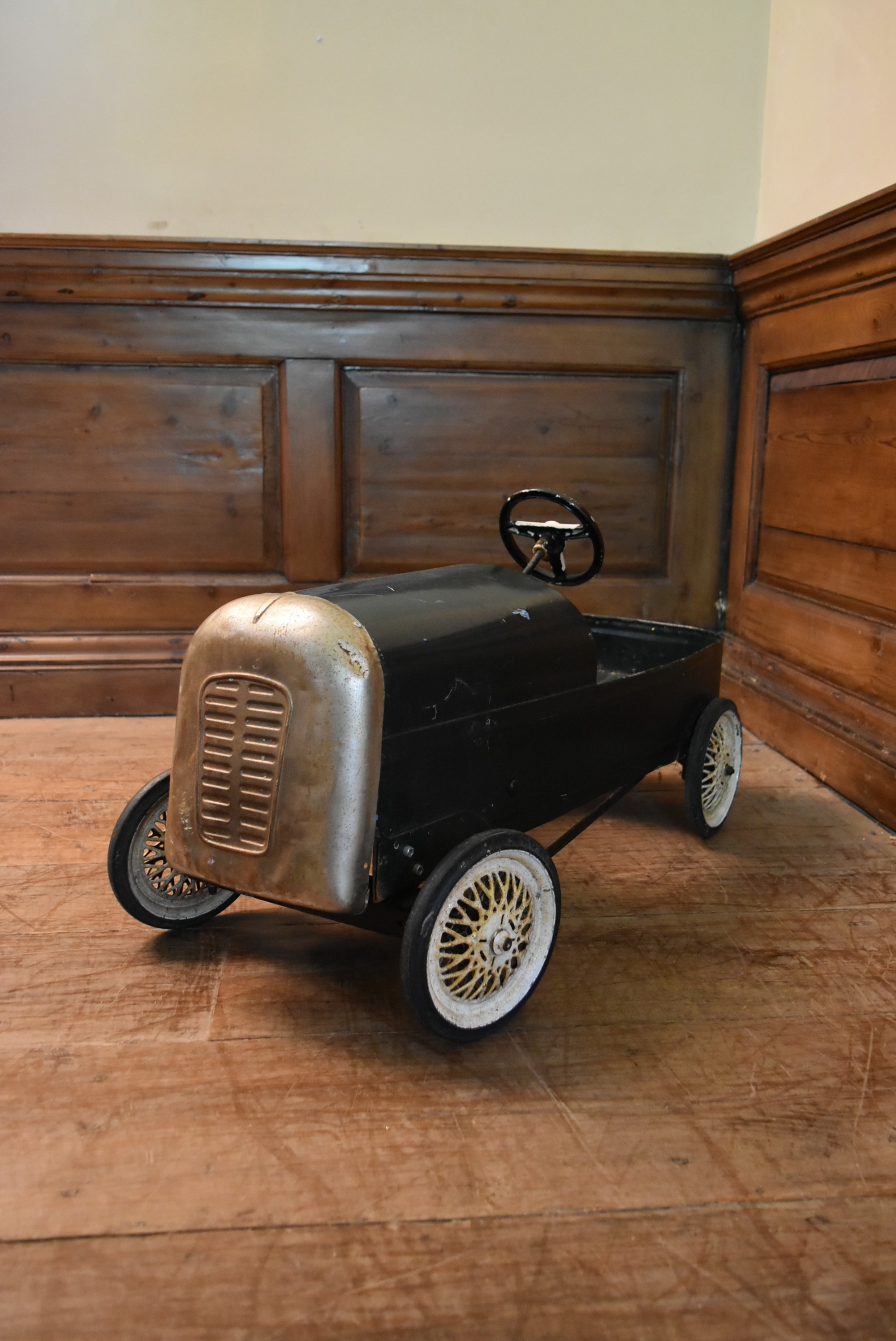 An early 20th century child's pedal car in original condition. H.35 W.75 D.33cm - Image 2 of 8