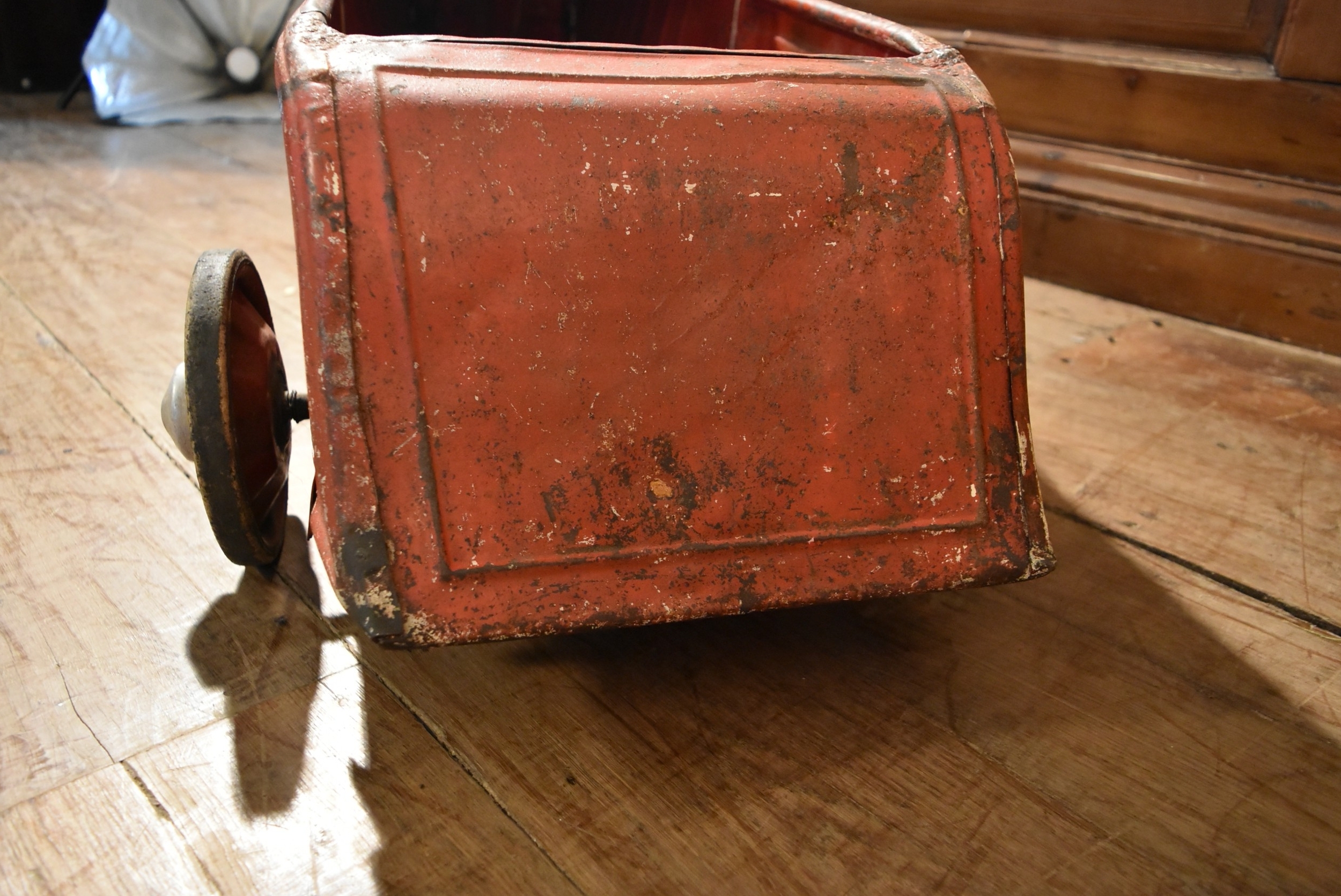 An early 20th century child's pedal car in original condition. H.44 W.100 D.33cm - Image 7 of 9