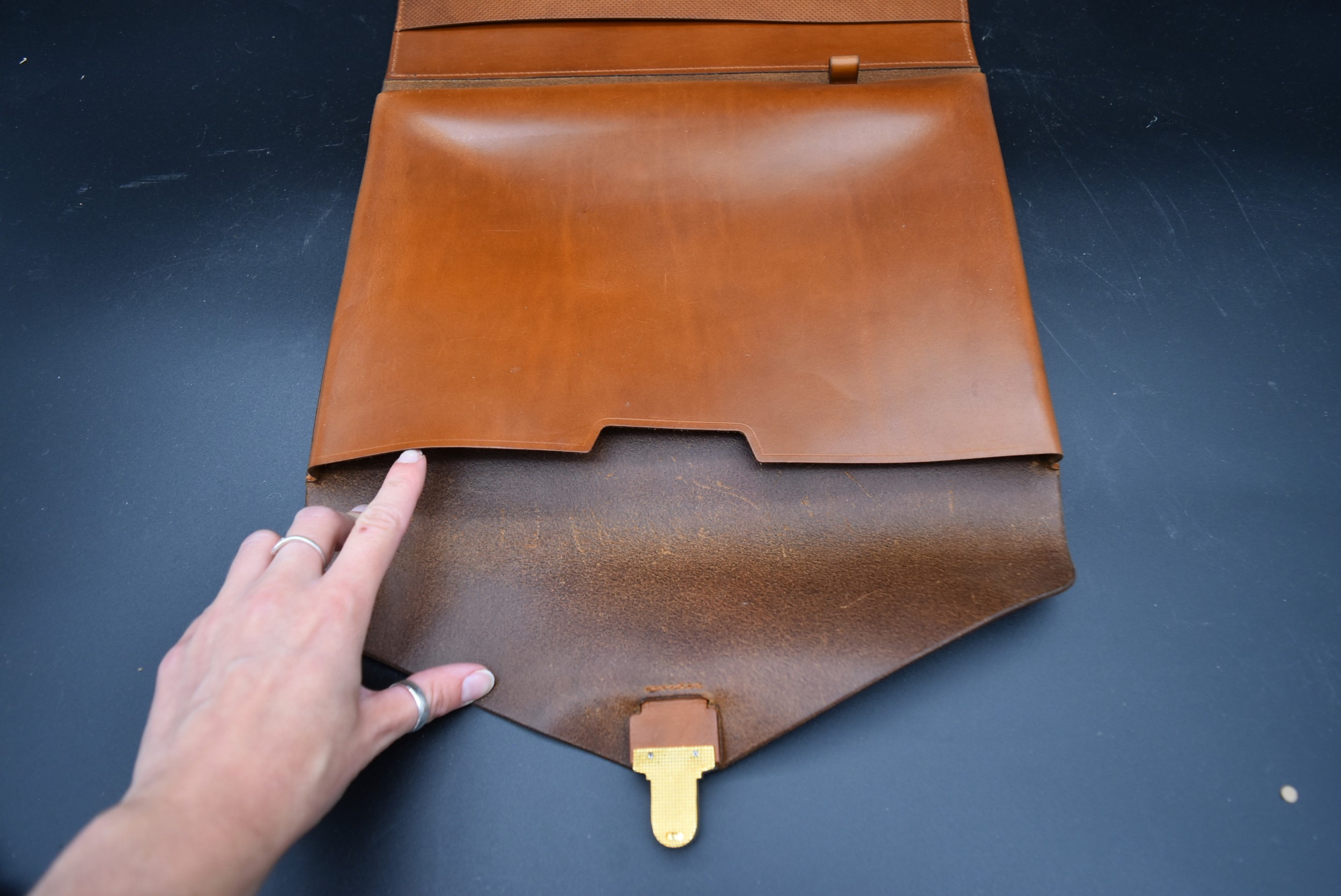 A vintage leather fronted stationary blotting pad along with a tan leather stationary folder with - Image 24 of 25