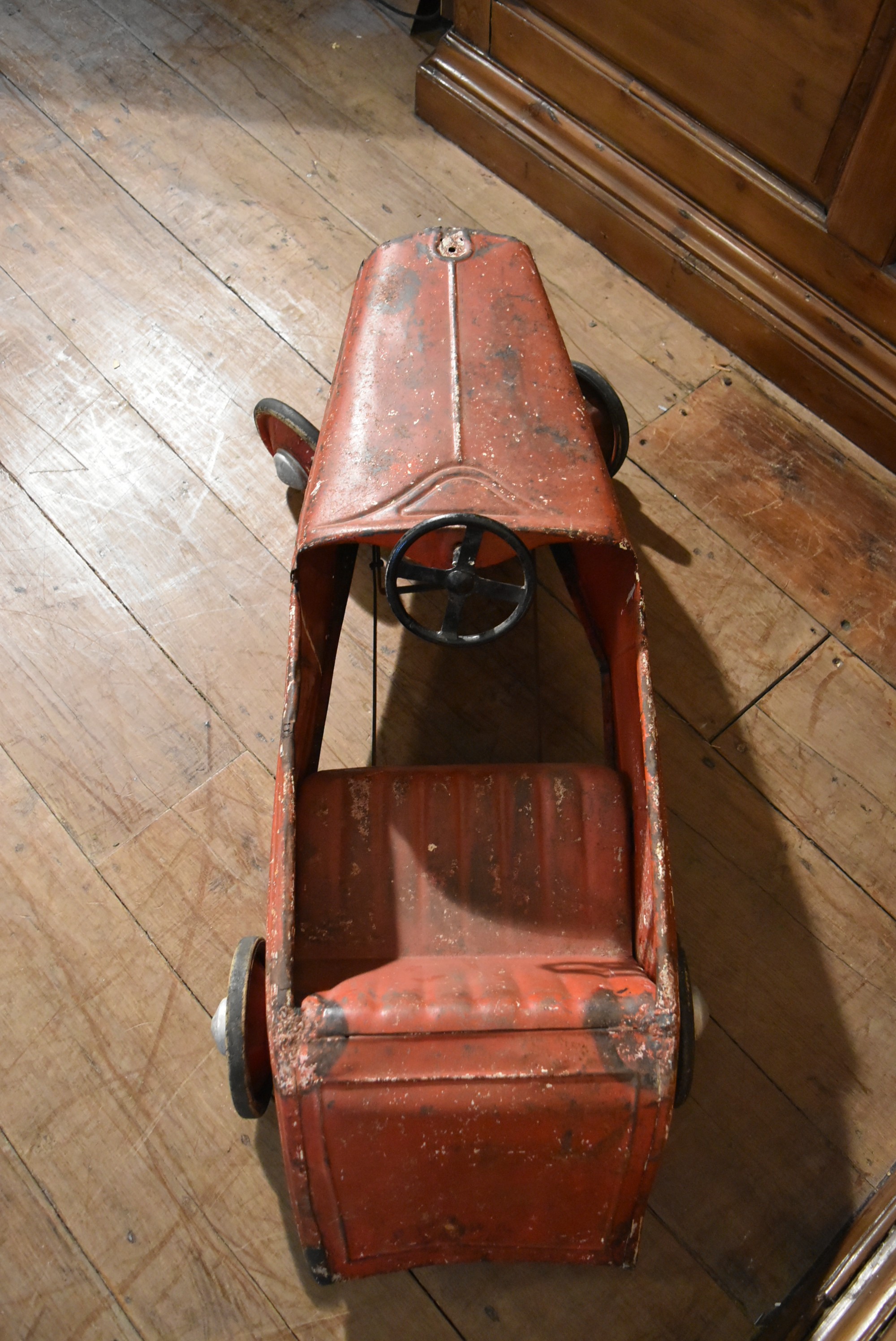 An early 20th century child's pedal car in original condition. H.44 W.100 D.33cm - Image 5 of 9