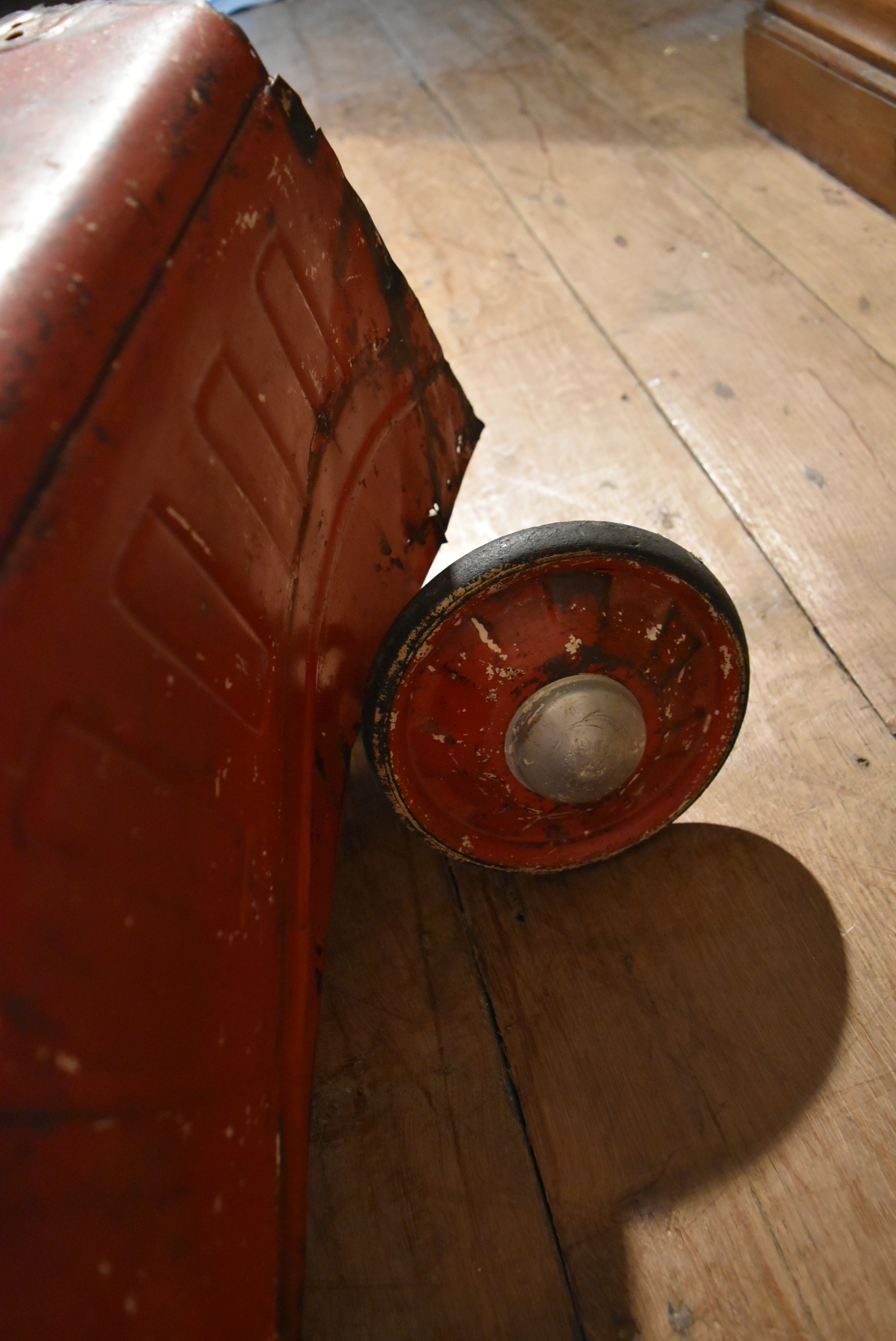 An early 20th century child's pedal car in original condition. H.44 W.100 D.33cm - Image 6 of 9