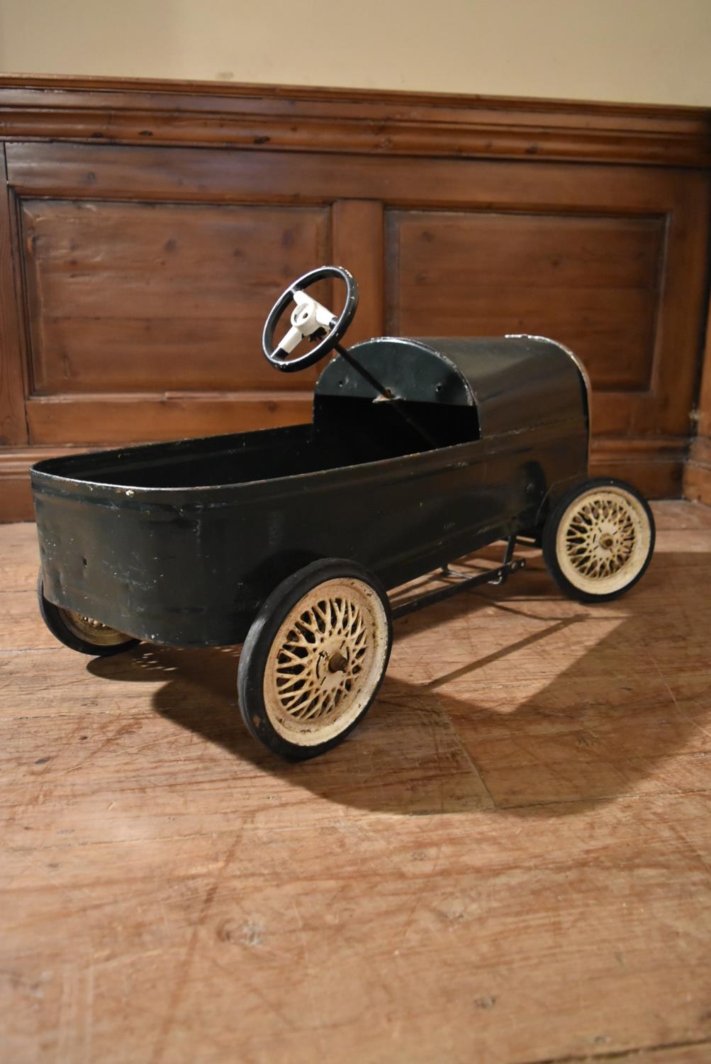 An early 20th century child's pedal car in original condition. H.35 W.75 D.33cm - Image 3 of 8