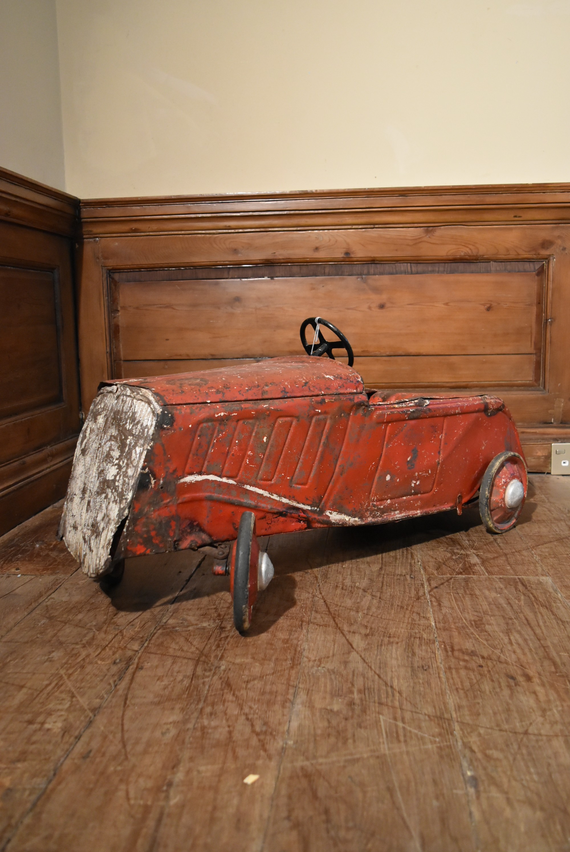 An early 20th century child's pedal car in original condition. H.44 W.100 D.33cm - Image 2 of 9