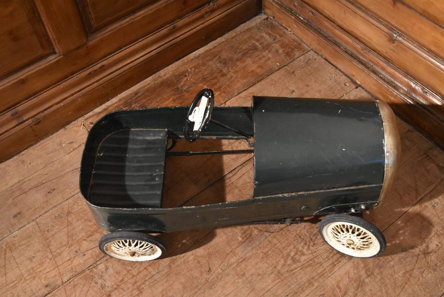 An early 20th century child's pedal car in original condition. H.35 W.75 D.33cm - Image 6 of 8