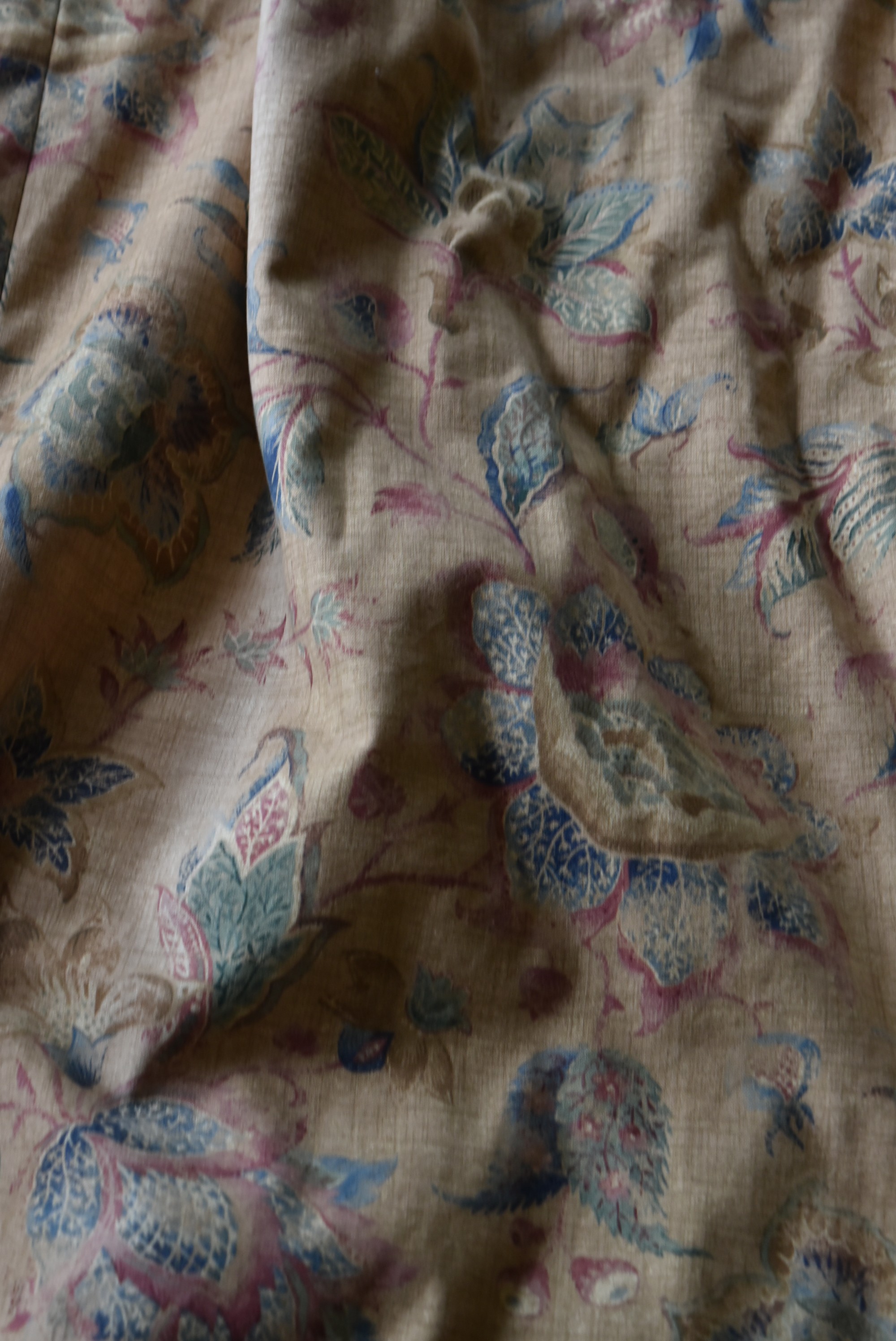 A set of three heavy, lined curtains with allover floral motif. In good and clean condition. H.276 - Image 3 of 7