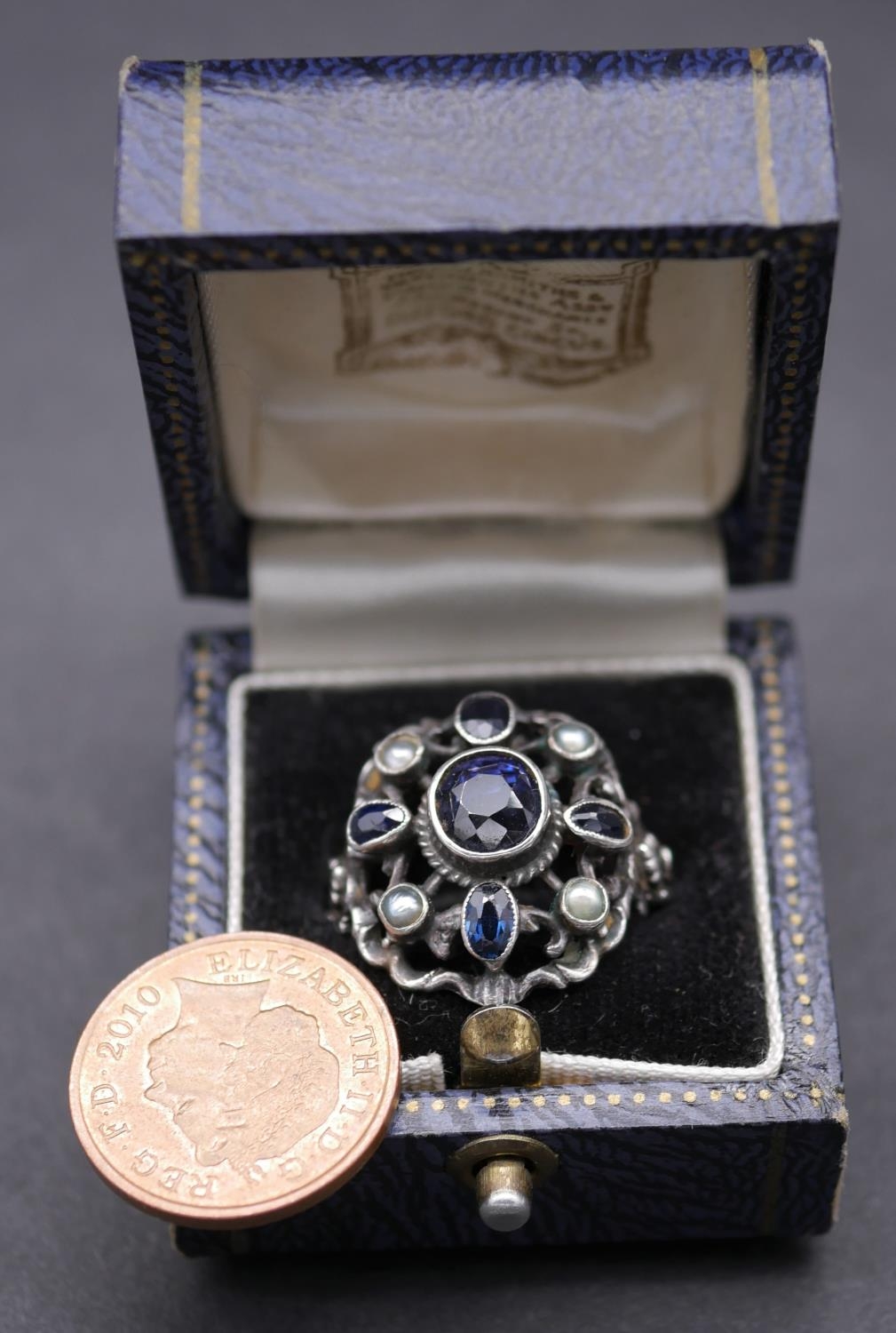 A white metal, Iolite and seed pearl antique ring, set with five oval shaped mixed iolite and - Image 5 of 5