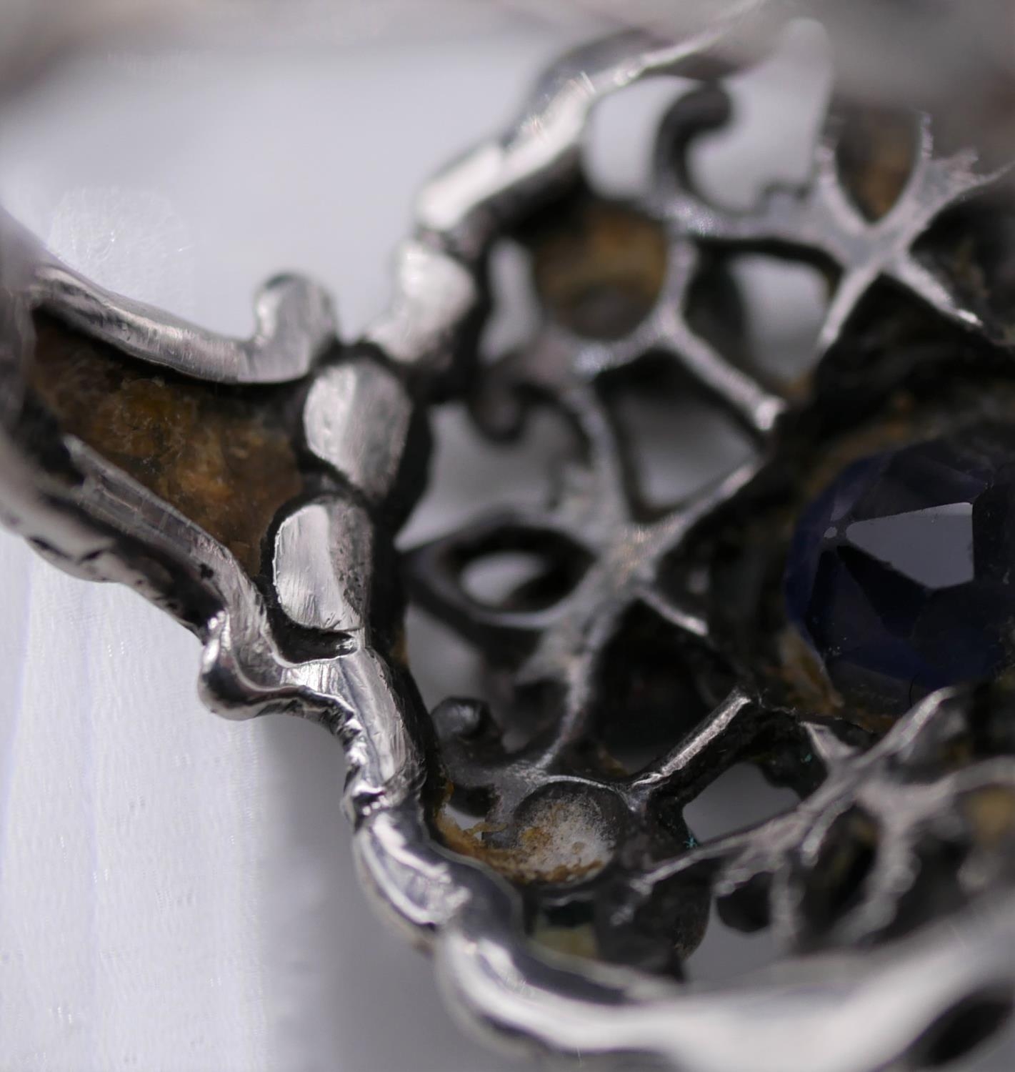 A white metal, Iolite and seed pearl antique ring, set with five oval shaped mixed iolite and - Image 4 of 5