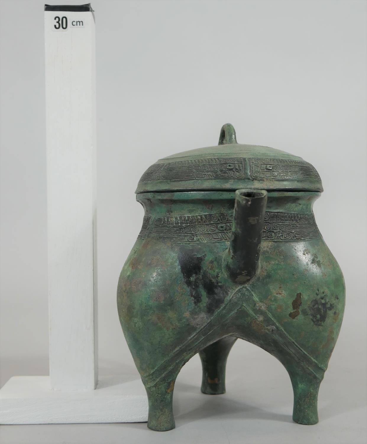 A Chinese bronze archaistic ritual pouring vessel, with character mark to the base. H.23cm - Image 7 of 7