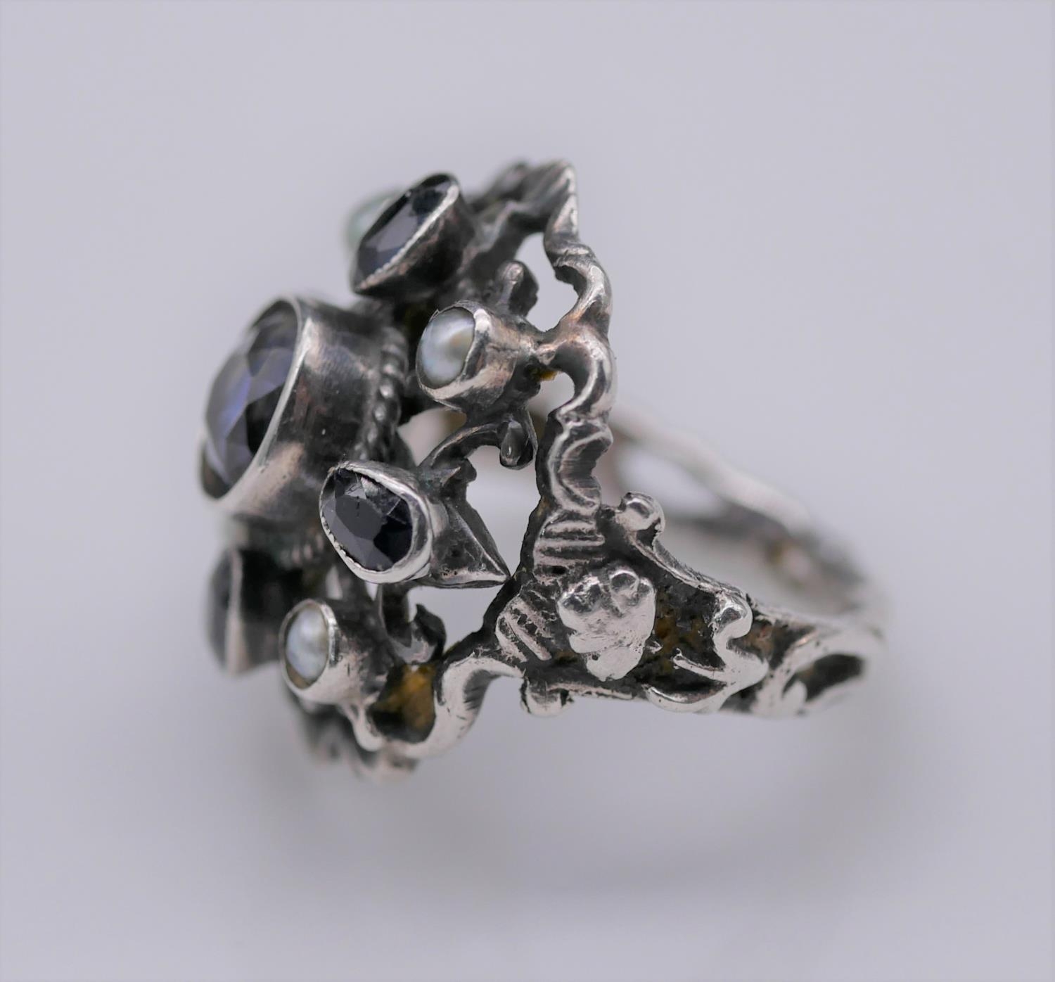 A white metal, Iolite and seed pearl antique ring, set with five oval shaped mixed iolite and - Image 3 of 5