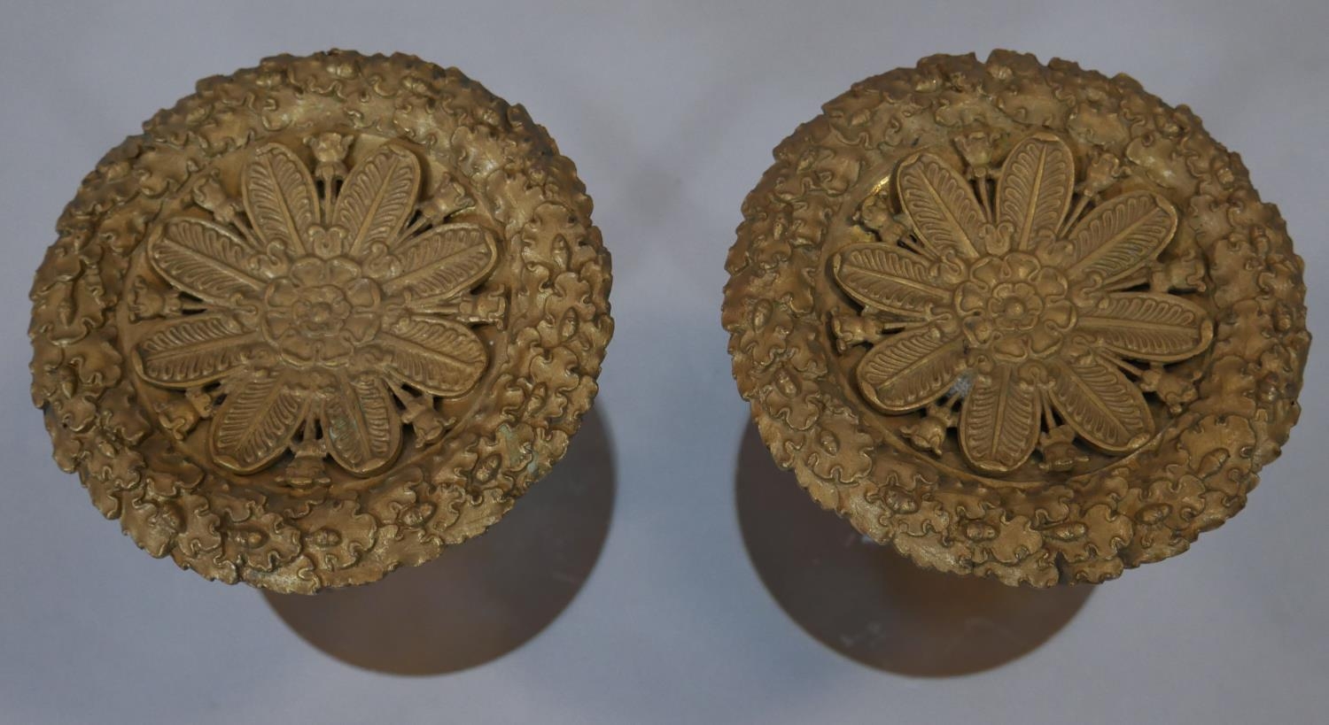 A pair of vintage gilt metal curtain tie backs along with twenty similar leaf form curtain rings. - Image 3 of 6