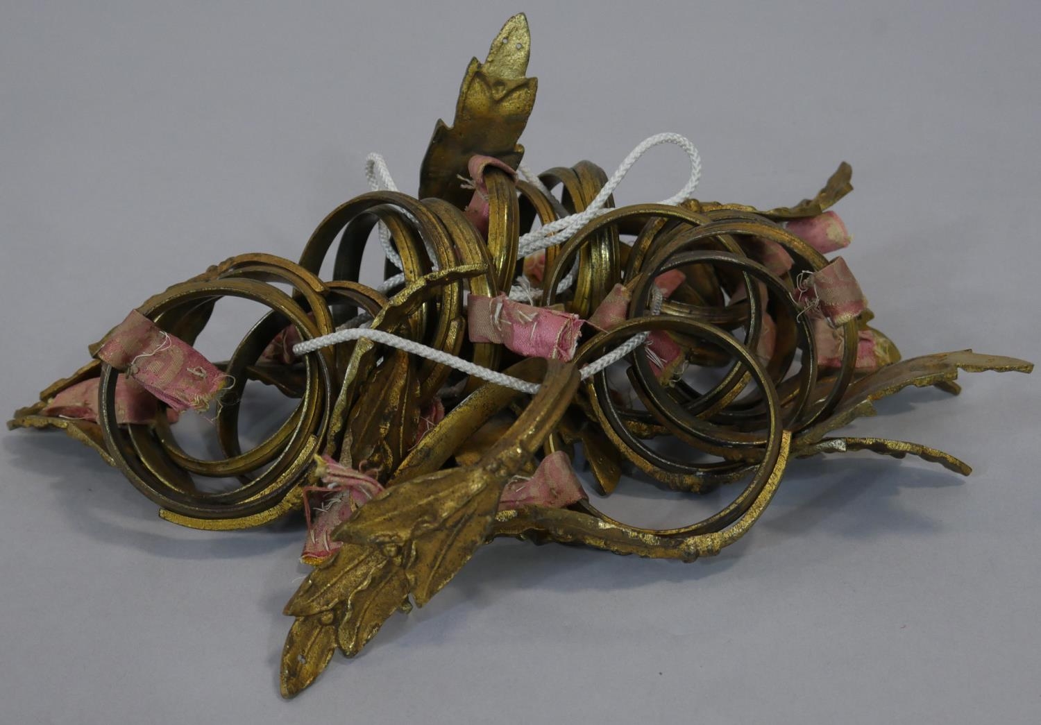 A pair of vintage gilt metal curtain tie backs along with twenty similar leaf form curtain rings. - Image 5 of 6