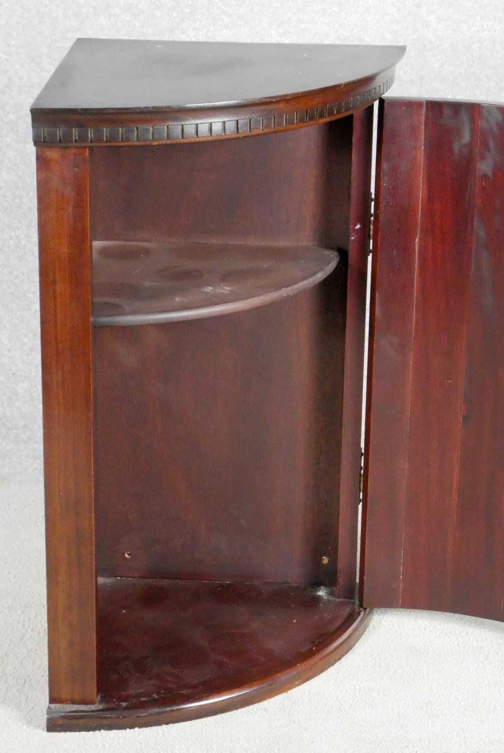 A pair of mahogany Georgian style bow fronted corner cabinets with central satinwood inlay. H.67cm - Image 3 of 6