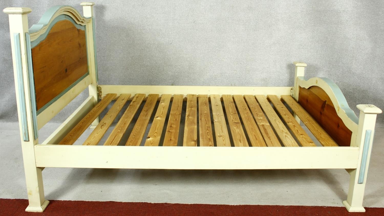 A contemporary painted pine bedstead for a 5ft mattress. - Image 4 of 4