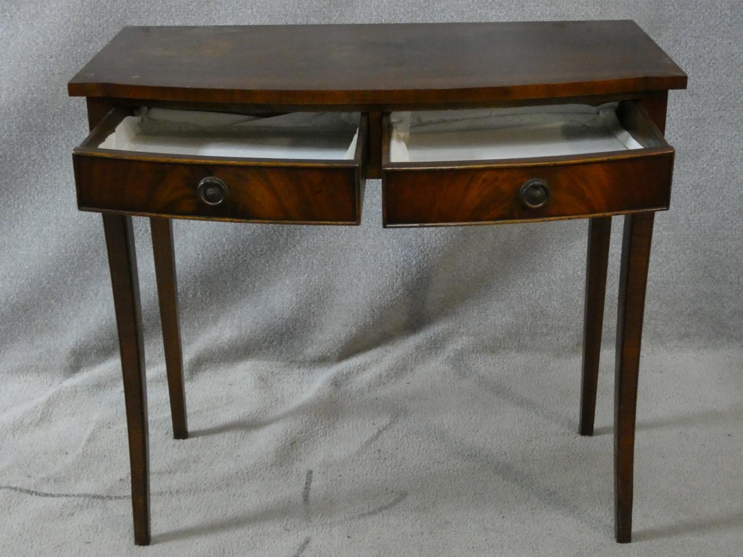 A Regency style flame mahogany console table fitted with frieze drawers on sabre supports. H.77 L.85 - Image 4 of 5