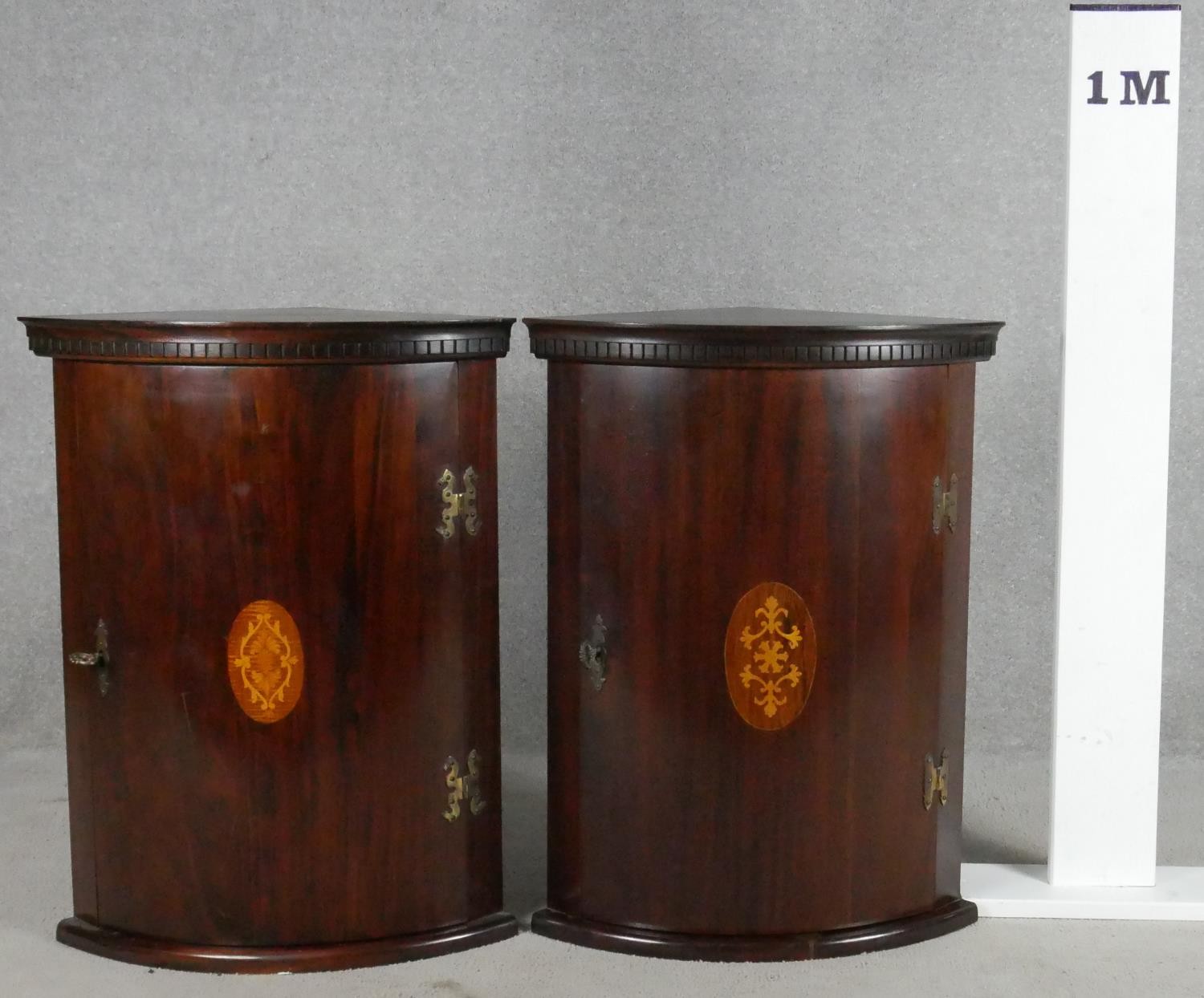 A pair of mahogany Georgian style bow fronted corner cabinets with central satinwood inlay. H.67cm - Image 6 of 6