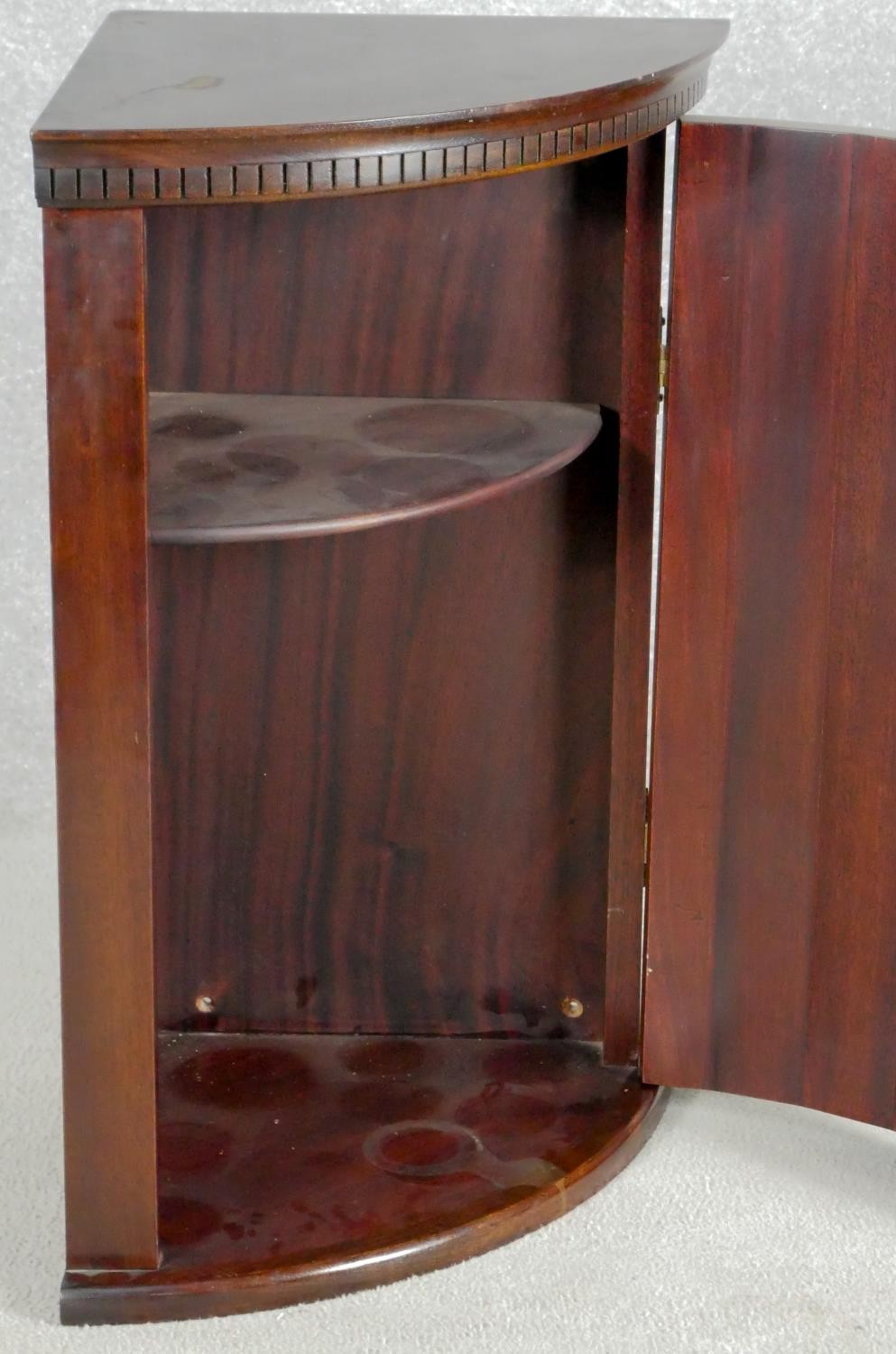 A pair of mahogany Georgian style bow fronted corner cabinets with central satinwood inlay. H.67cm - Image 5 of 6