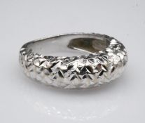 White and yellow metal (tests as gold) bright cut geometric design ring, with a tapering flat