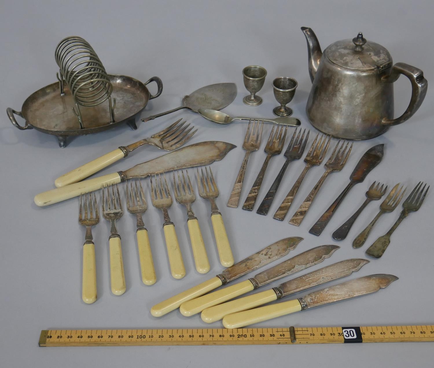 A collection of silver plated items. Including a silver plated toast rack, two egg cups, a part fish - Image 2 of 18