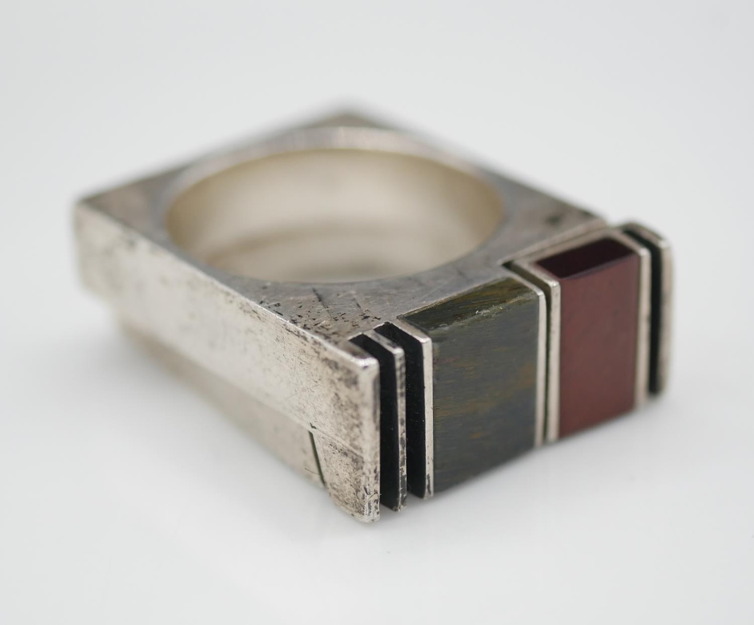 Joel Degen - A silver and tiger's eye interlocking abstract cocktail ring. Stamped JD, 925. Size R