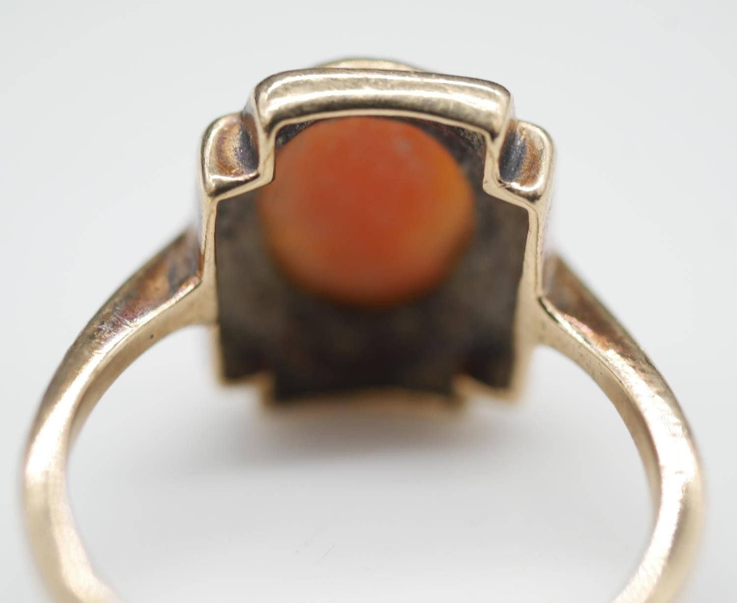 A 9ct yellow gold and shell cameo ring, with carved cameo of a lady in side profile in a square - Image 3 of 5