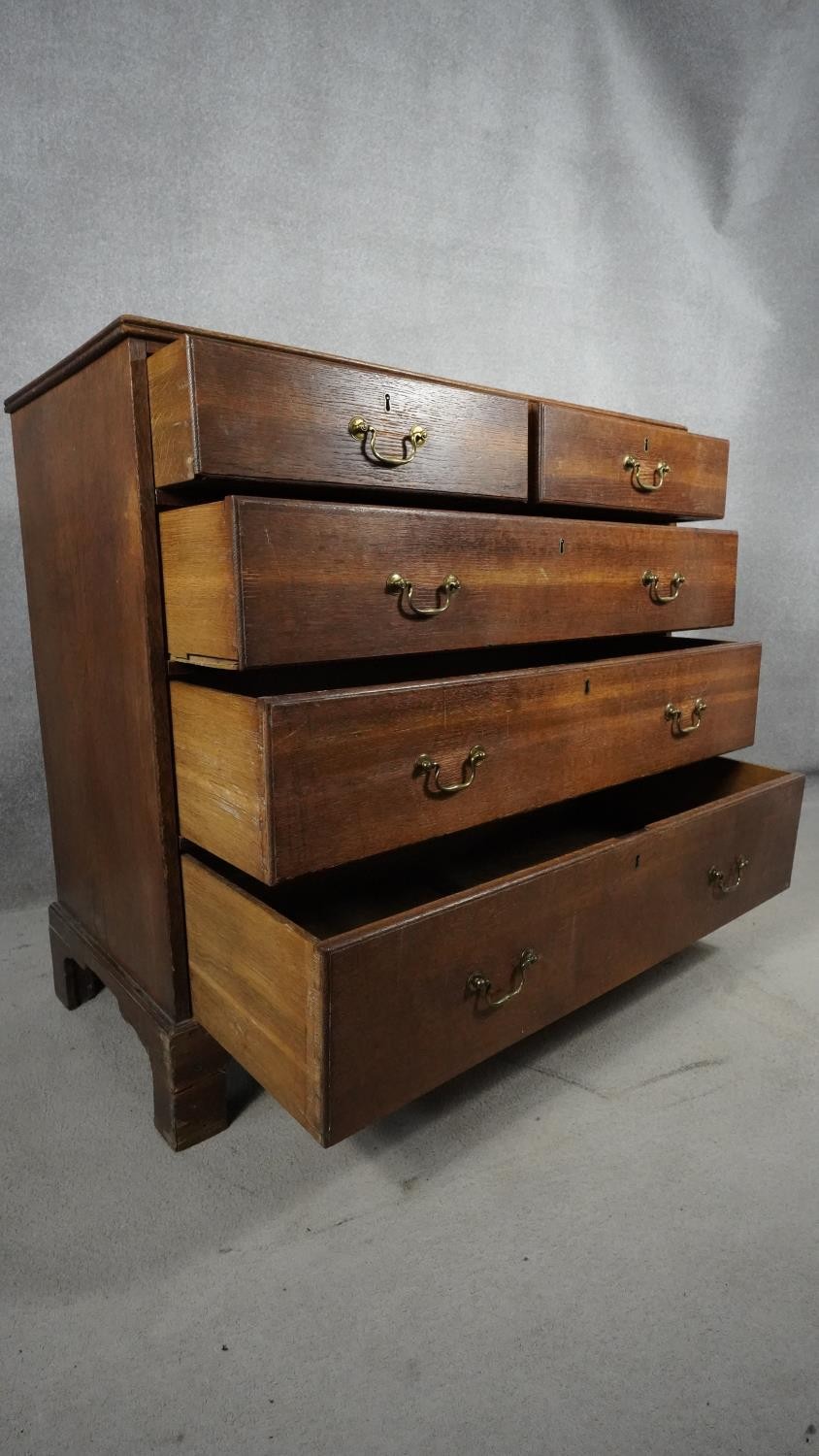 A Georgian mahogany chest of drawers with reeded moulded top above two short and three long - Image 2 of 5