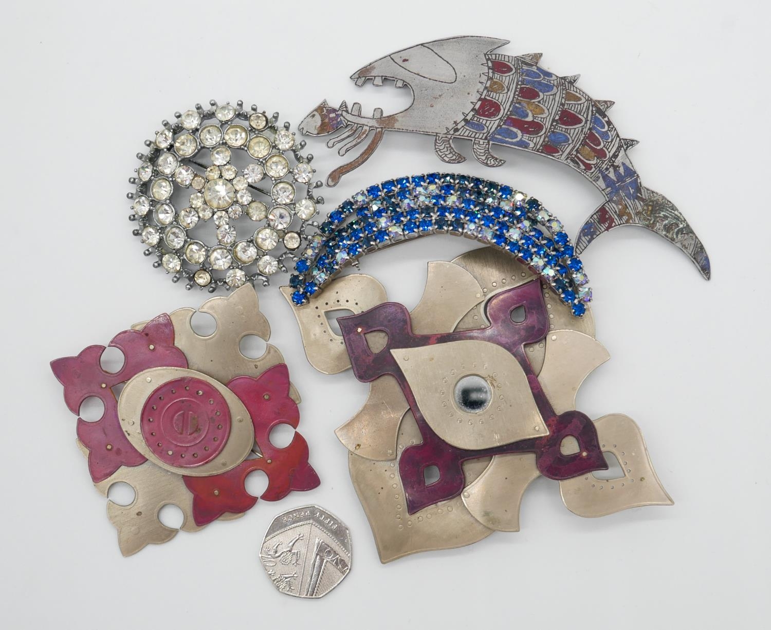 Five statement brooches. Including metal enamelled bespoke made brooches, one of a fish eating a - Image 7 of 7