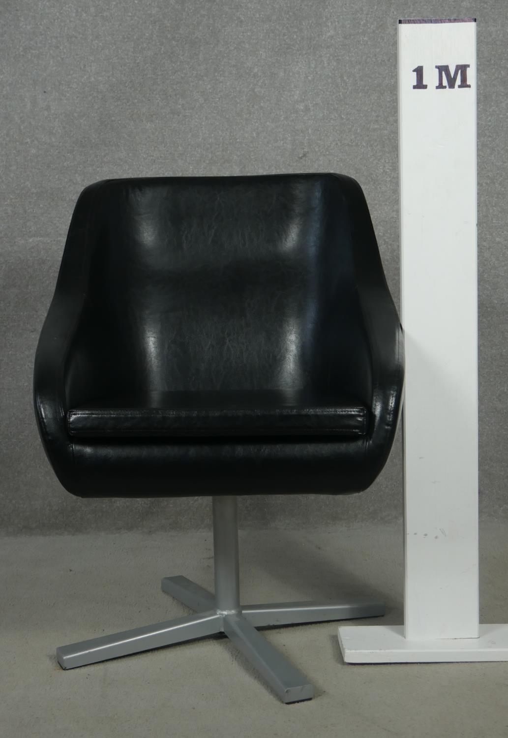 A retro vintage design swivel desk chair in faux leather upholstery on metal base. H.78cm - Image 4 of 4