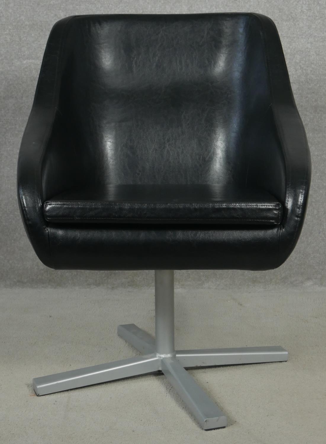 A retro vintage design swivel desk chair in faux leather upholstery on metal base. H.78cm