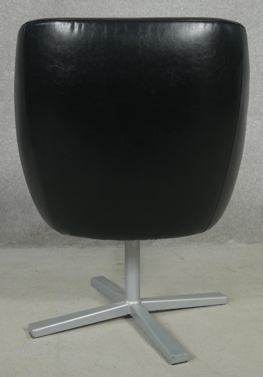 A retro vintage design swivel desk chair in faux leather upholstery on metal base. H.78cm - Image 3 of 4