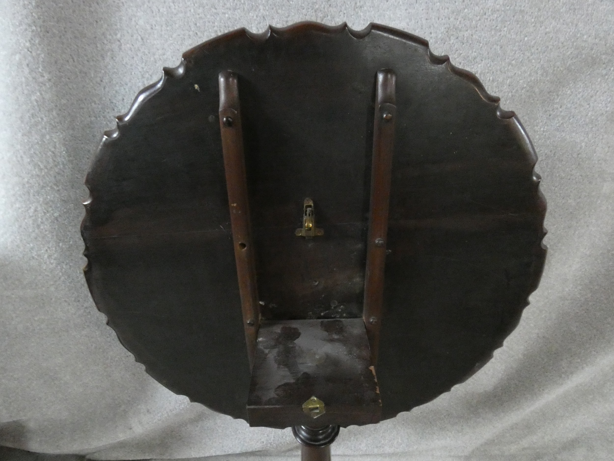 A Georgian style mahogany tilt top occasional table with pie crust edge on husk carved turned - Image 10 of 10