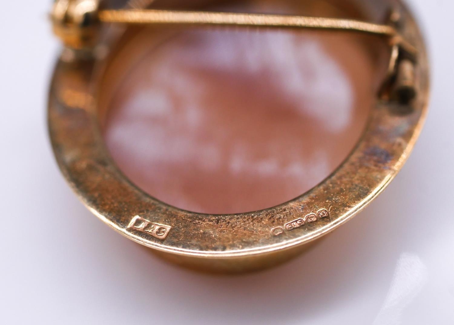 A 1970's 9 carat yellow gold and shell cameo pendant/brooch. A carved shell cameo depicting a side - Image 5 of 7