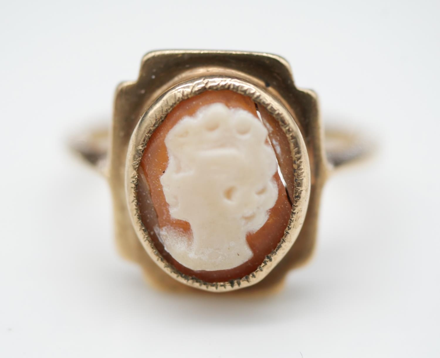 A 9ct yellow gold and shell cameo ring, with carved cameo of a lady in side profile in a square - Image 2 of 5