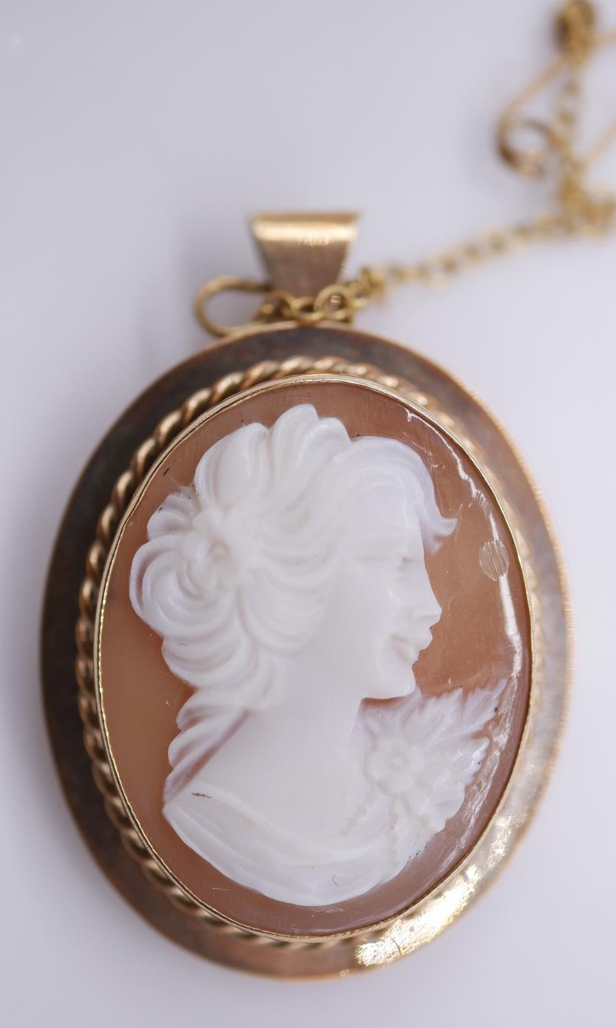 A 1970's 9 carat yellow gold and shell cameo pendant/brooch. A carved shell cameo depicting a side - Image 2 of 7