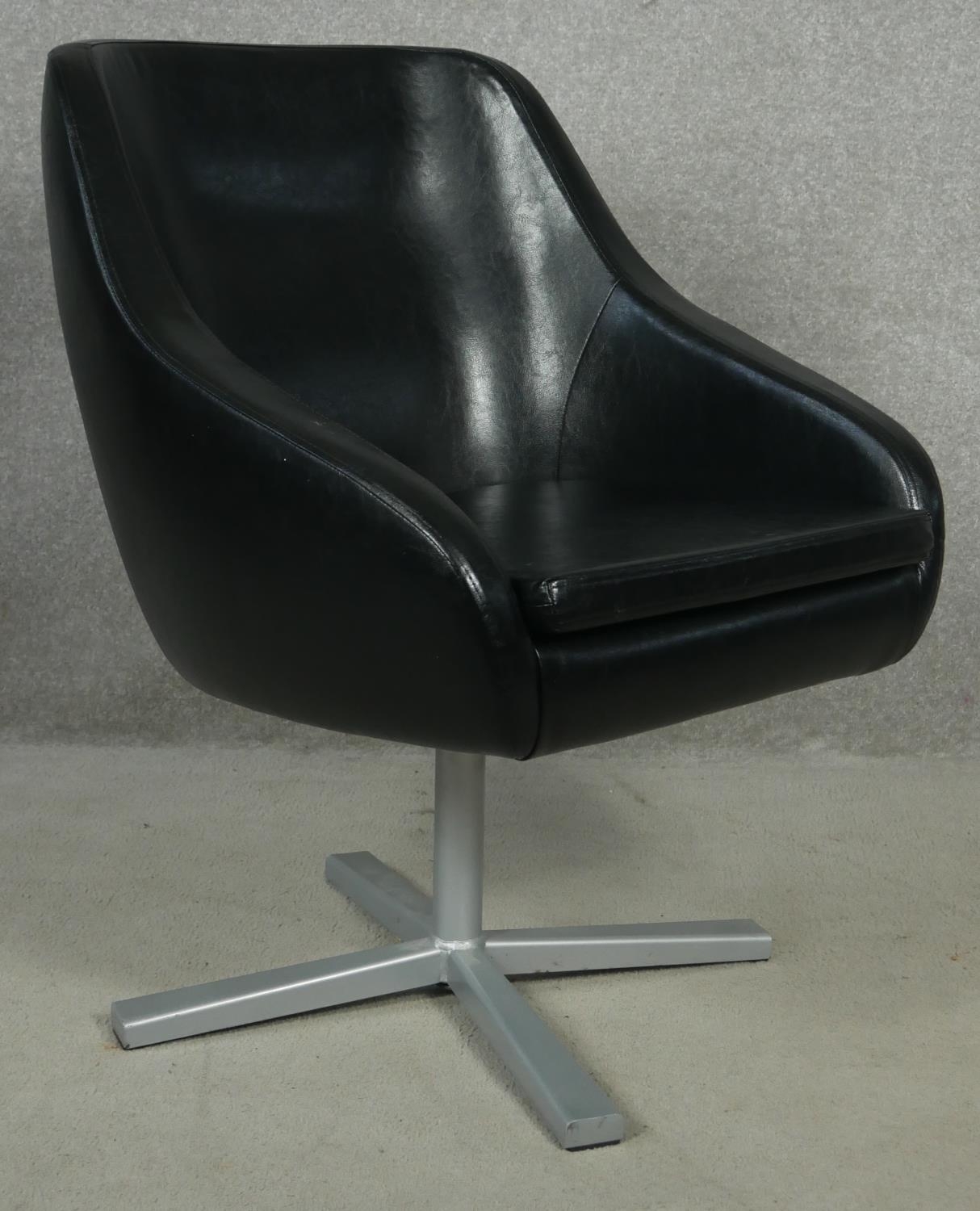 A retro vintage design swivel desk chair in faux leather upholstery on metal base. H.78cm - Image 2 of 4