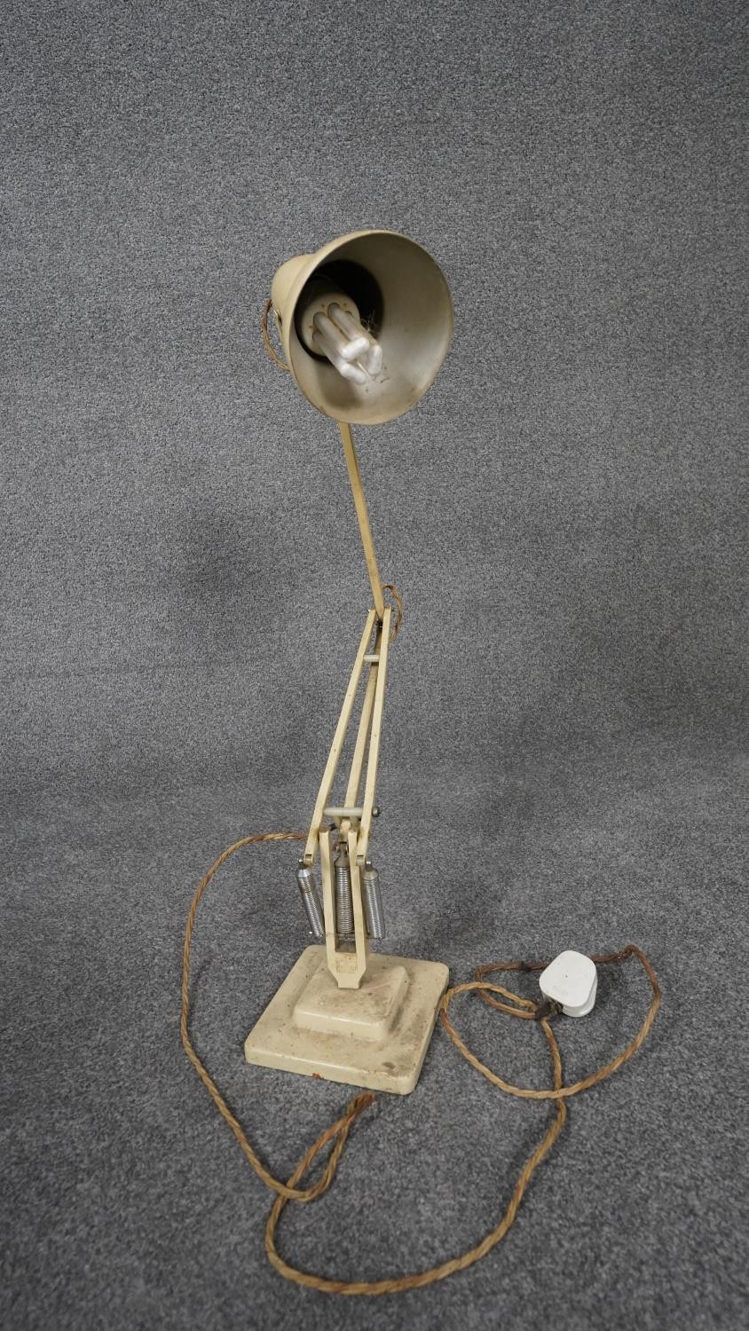 A vintage Herbert Terry Anglepoise cream enamel on metal table lamp, makers stamp.H.72 - Image 6 of 7