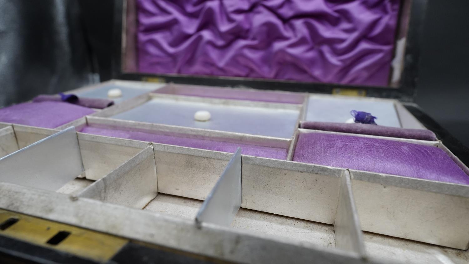 A Victorian burr walnut fitted jewellery box with marquetry and mother of pearl inlay with purple - Image 6 of 8